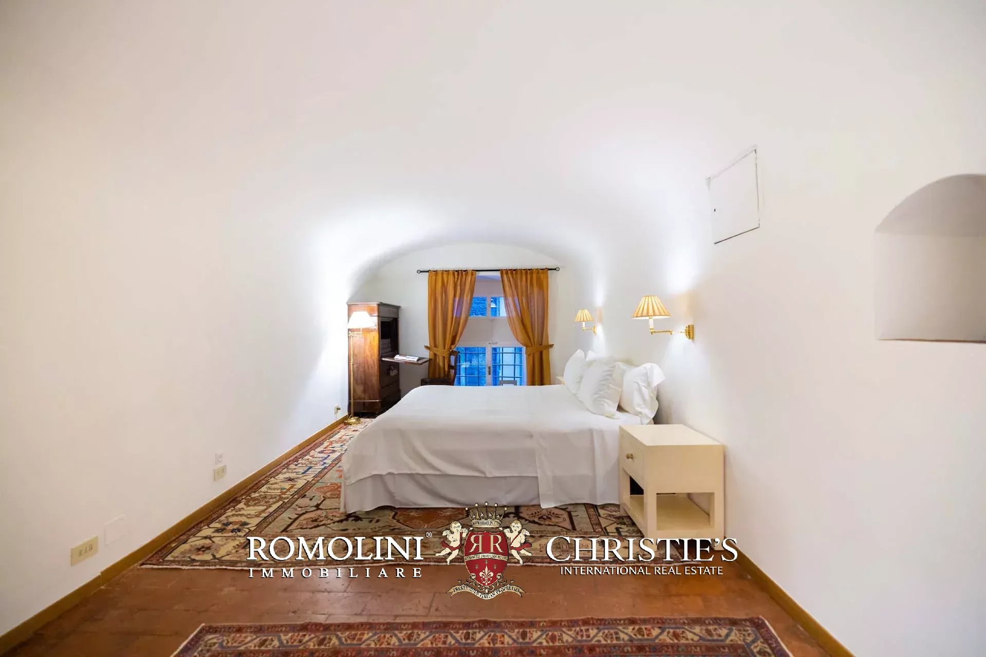 PRACHTVOLLER RESTAURIERTER PALAZZO MIT BLICK AUF DAS HISTORISCHE ZENTRUM VON FLORENZ ZU VERKAUFEN