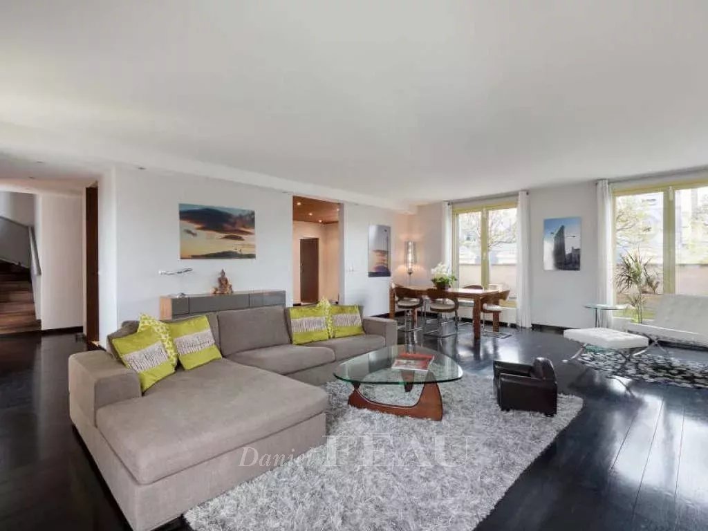 Paris 8th District – A superb penthouse apartment with a terrace