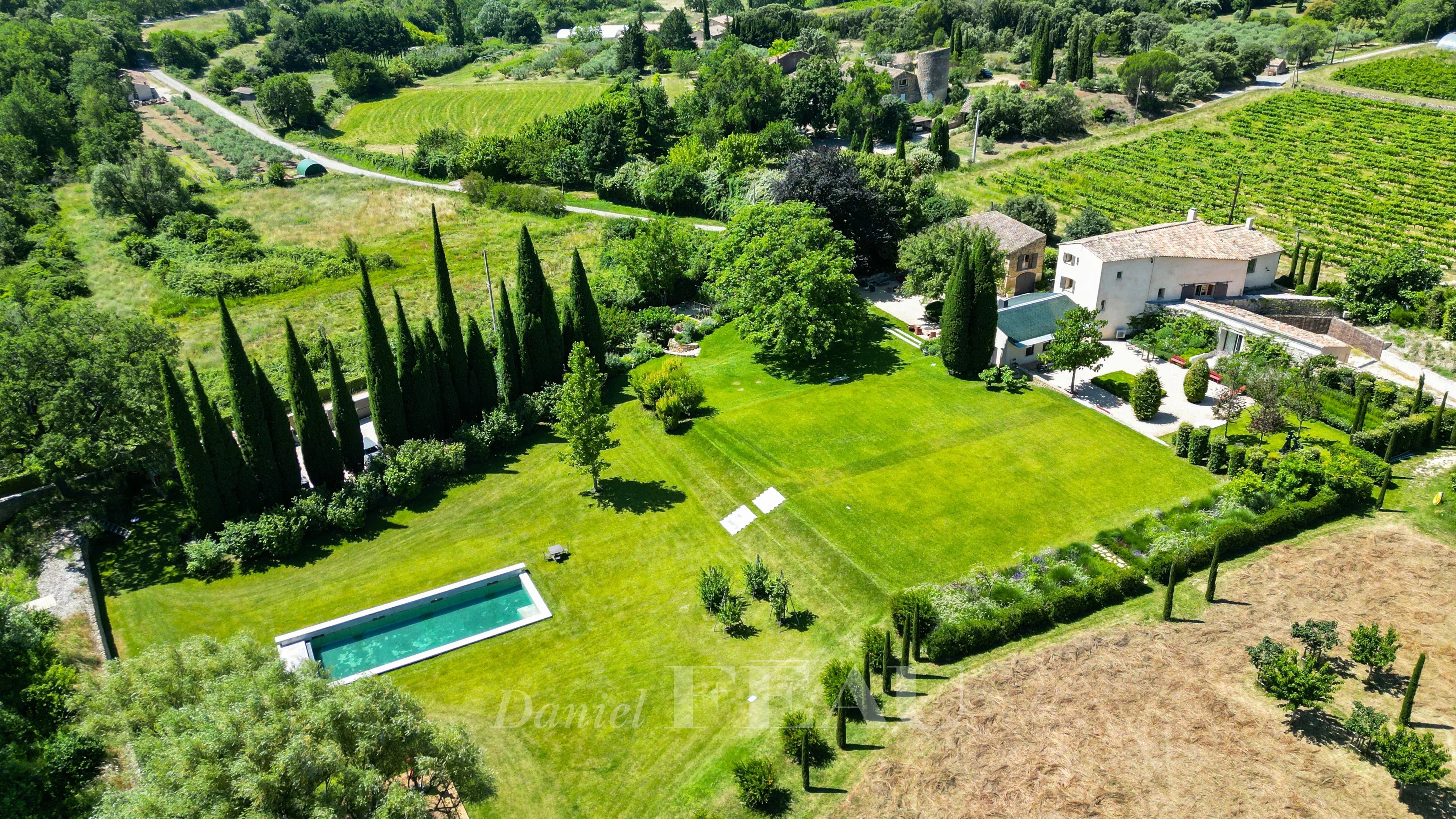 Vaugines – A charming property with a view