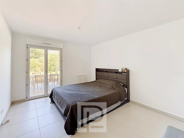 Within a recent residence – Close to all everyday amenities – Three bedroom apartment with a private garden — photo 7