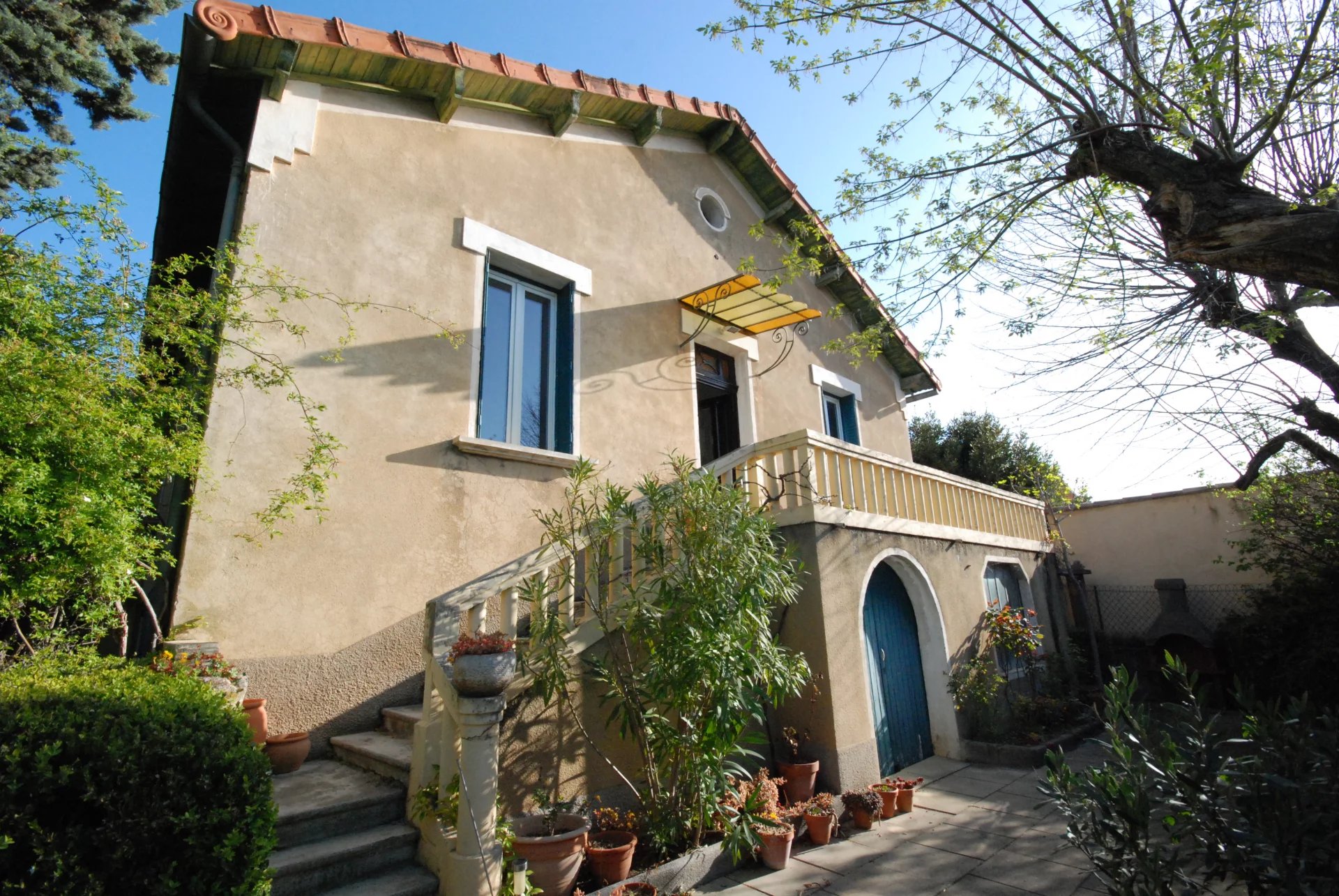 NEAR THE ROMAN HOUSE HOUSE OF THE YEARS 30 WITH GARDEN.