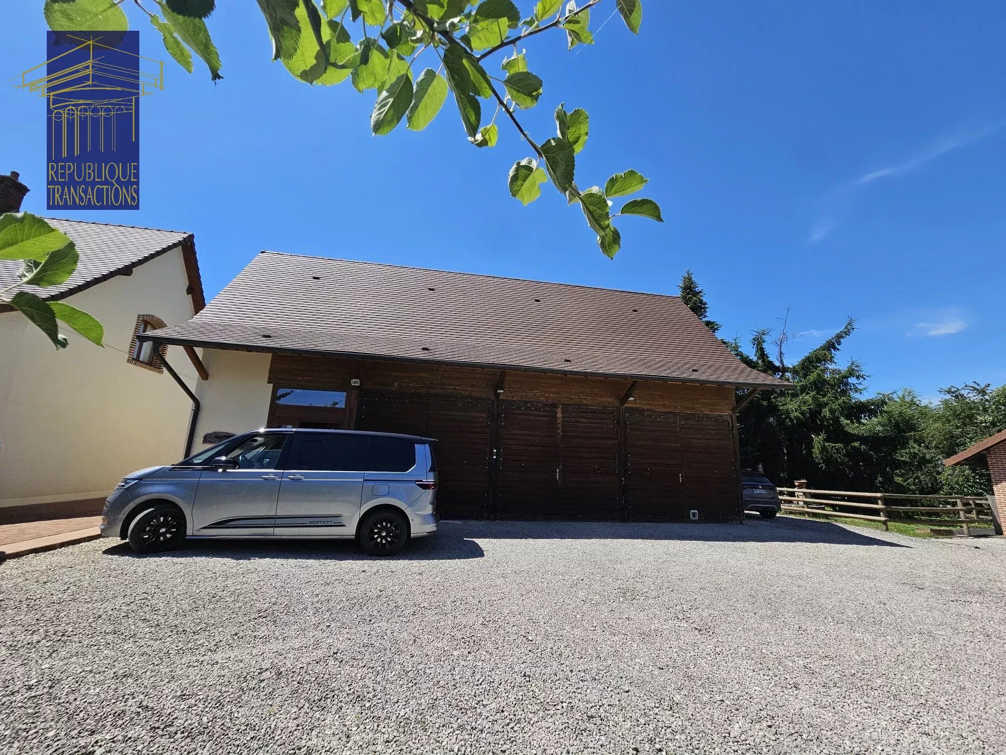 Jolie maison bressanne rénovée avec dépendances et terrain d'environ 5 840 m² clos, arboré et paysagé — photo 4