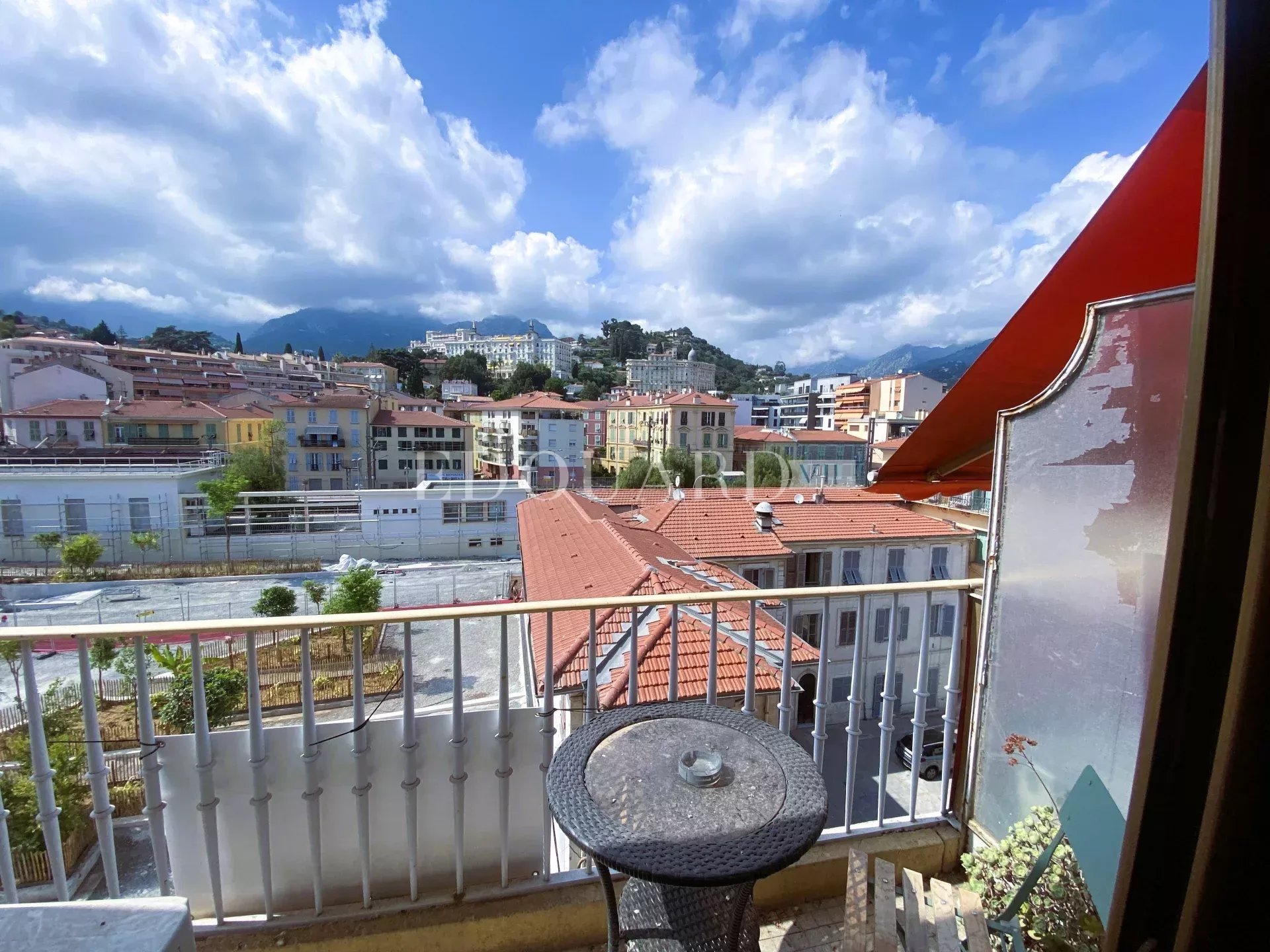 En exclusivité spacieux deux pièces  avec balcon, au quatrième étage d’un bel immeuble dans le centre de Menton