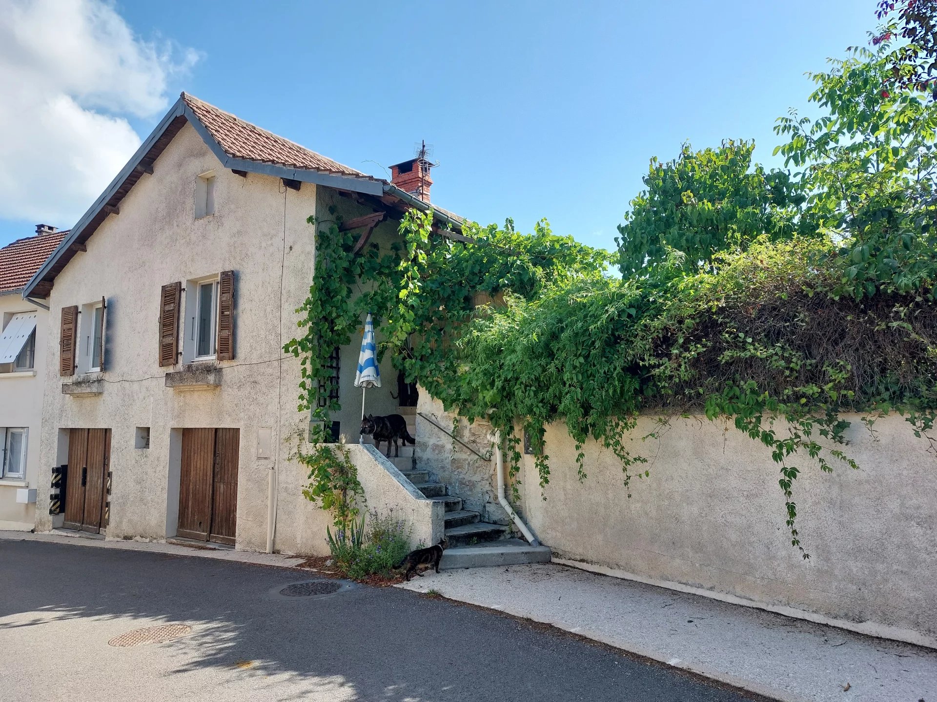 Maison de village avec un jardin, une grange, deux garages. Au calme.