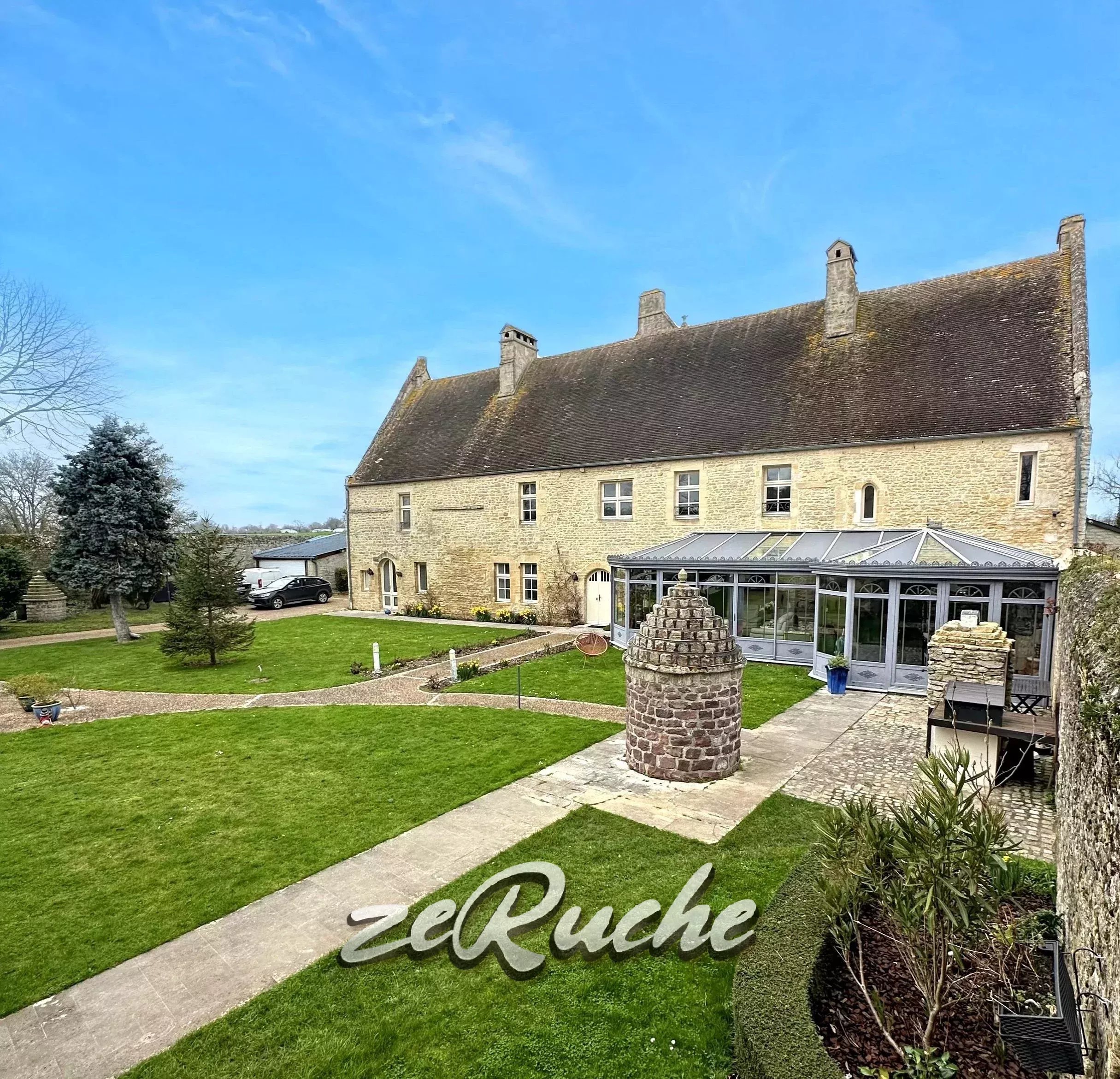 Manoir historique rénové avec prestations haut de gamme, un gîte et plusieurs dépendances