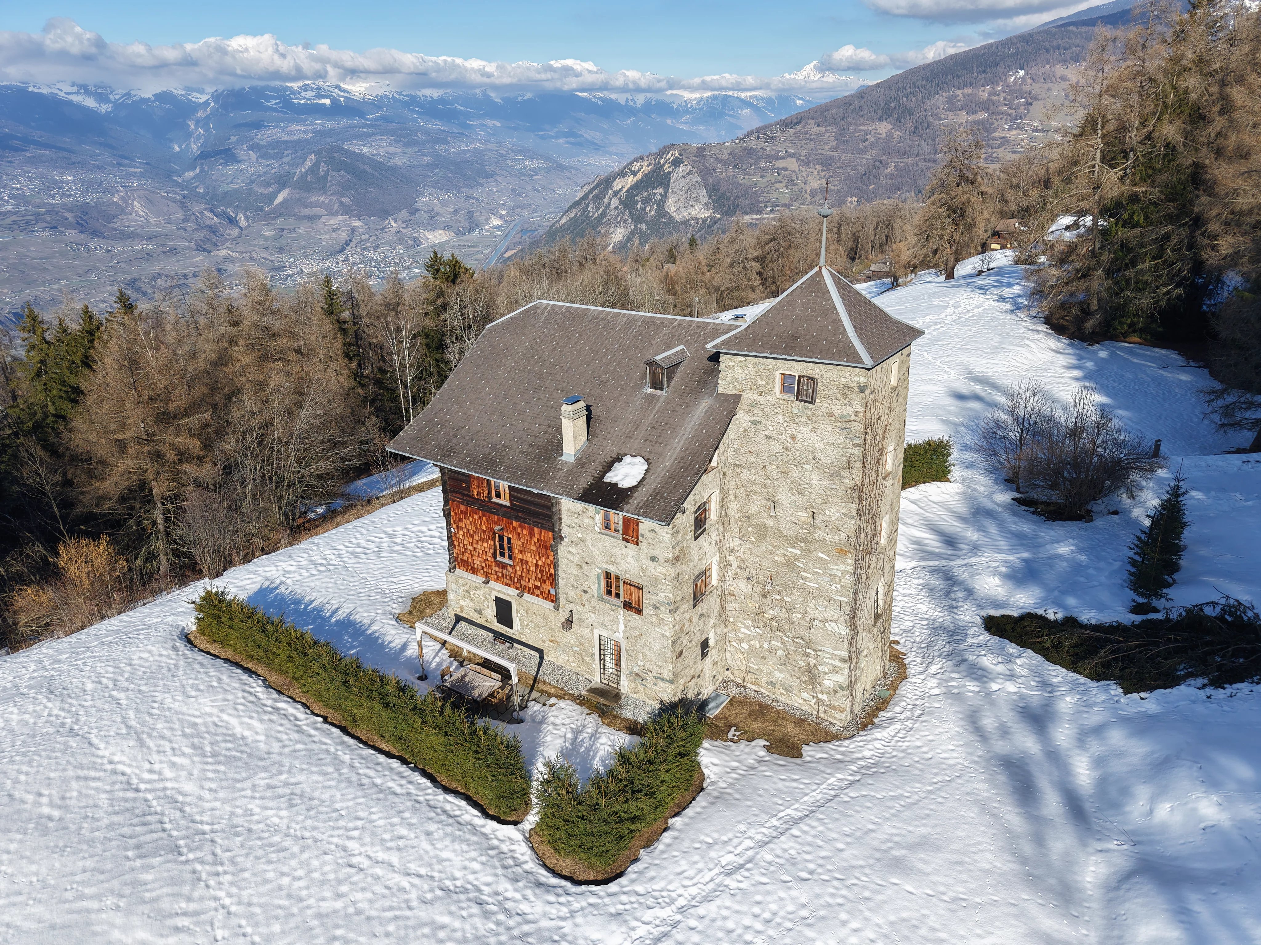 Domaine exceptionnel et exclusif entièrement rénové au coeur des Alpes Valaisannes