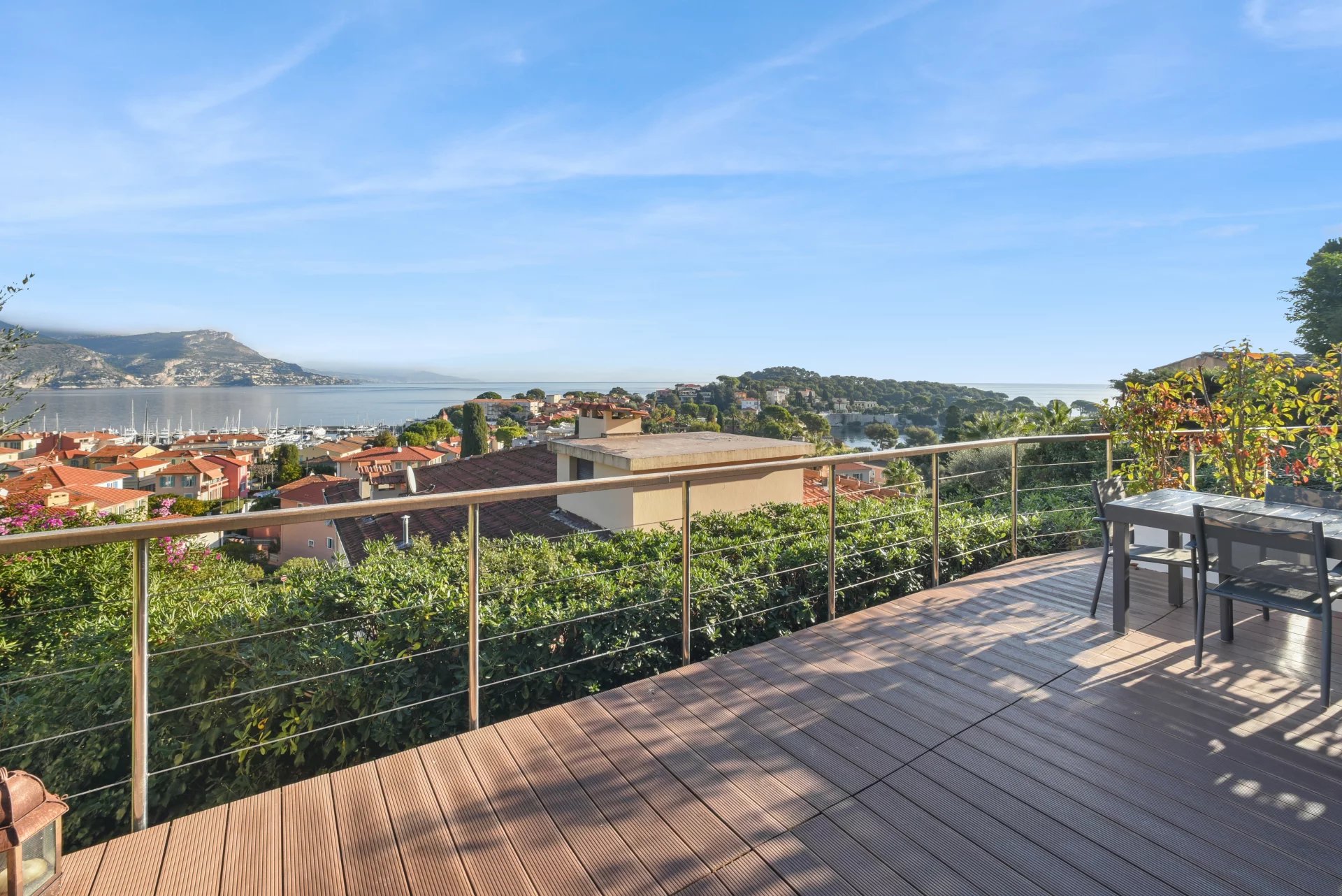 Apartment with 28 m² terrace, panoramic sea view and parking