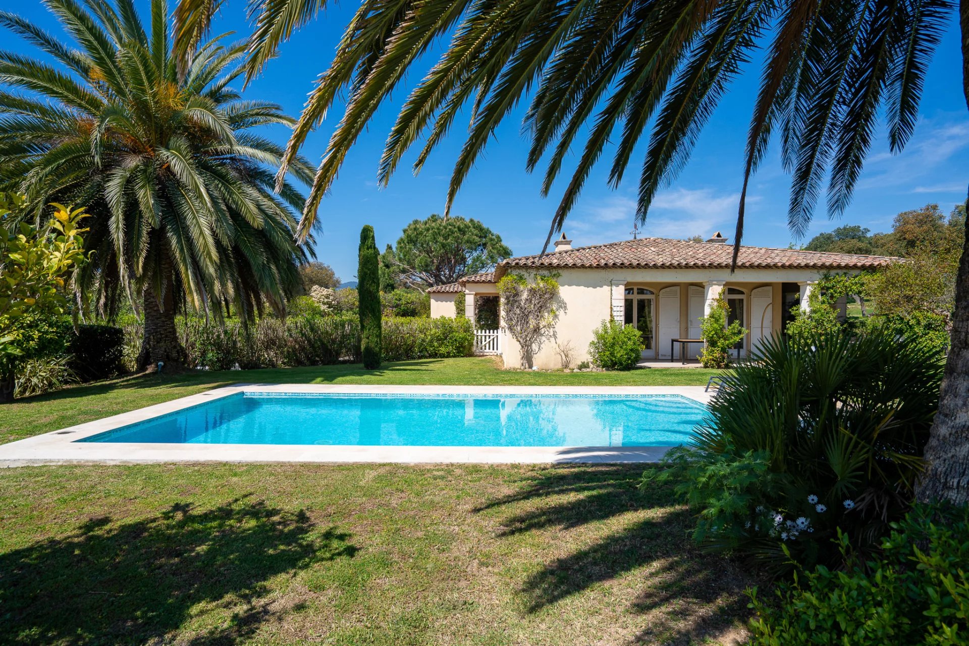 Provençal villa in a secure estate with sea view