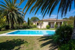 Provençal villa in a secure estate with sea view — photo 1 of 7