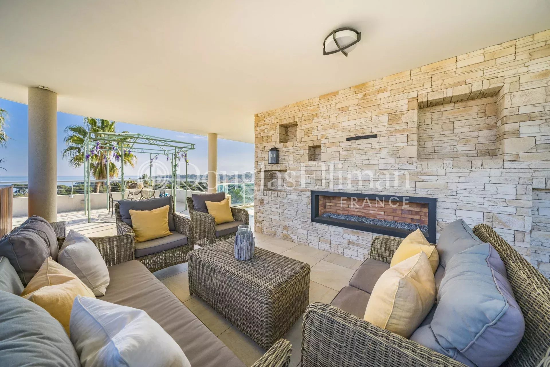 CAP D&rsquo;ANTIBES – Superbe penthouse avec vue mer - Image nᵒ2