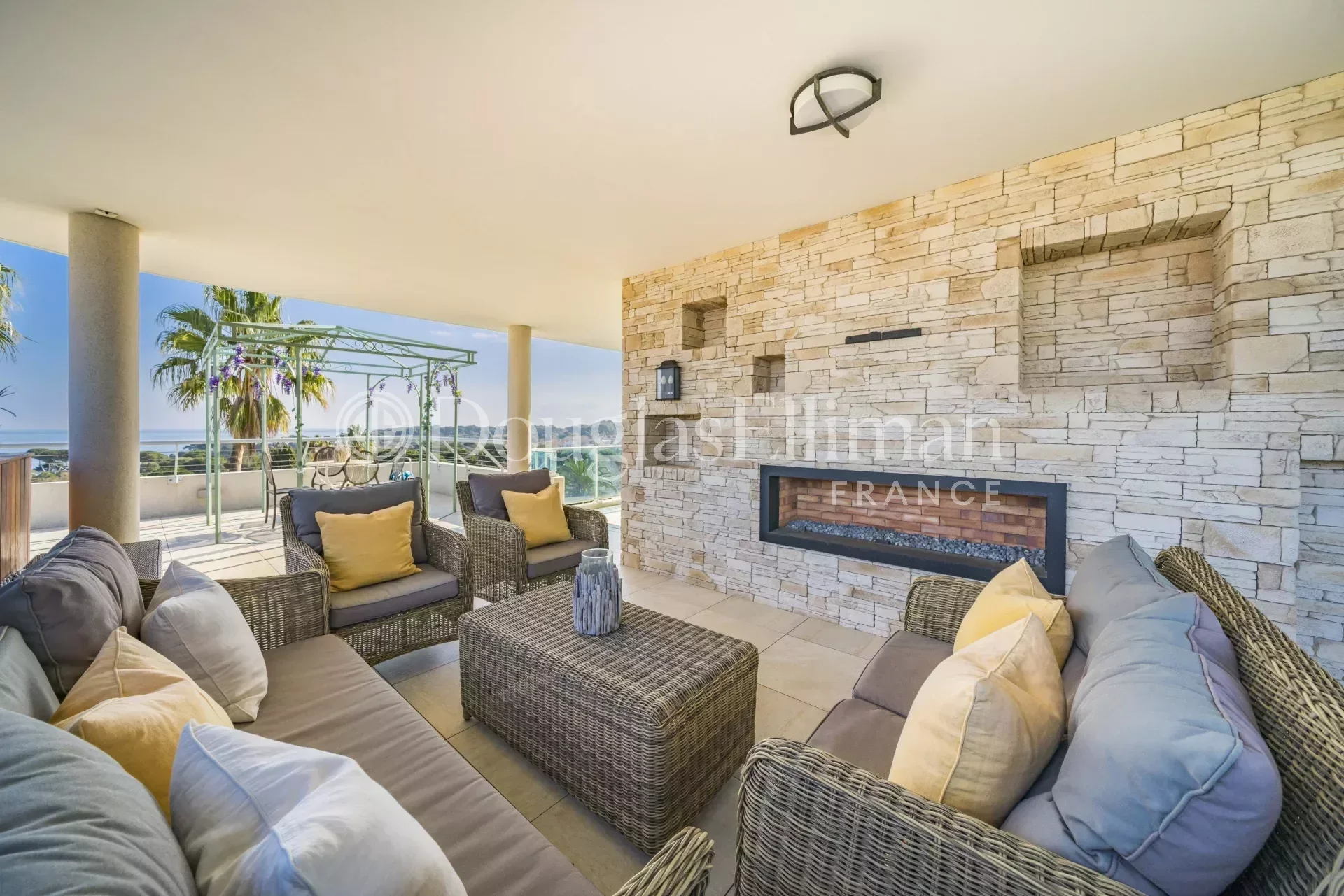 CAP D&rsquo;ANTIBES – Superbe penthouse avec vue mer - Image nᵒ2
