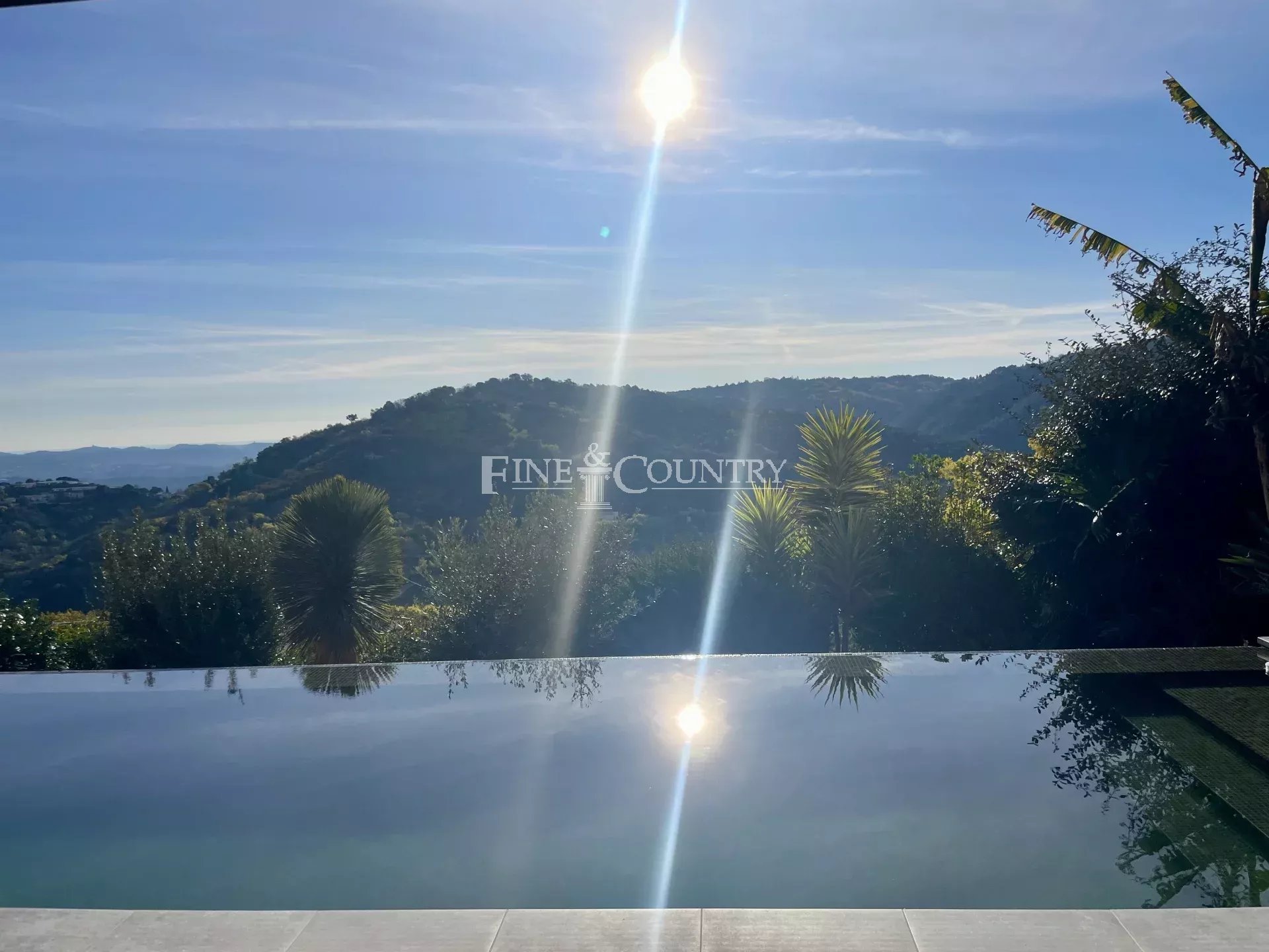 Vente villa vue mer piscine au calme hauteurs Mandelieu