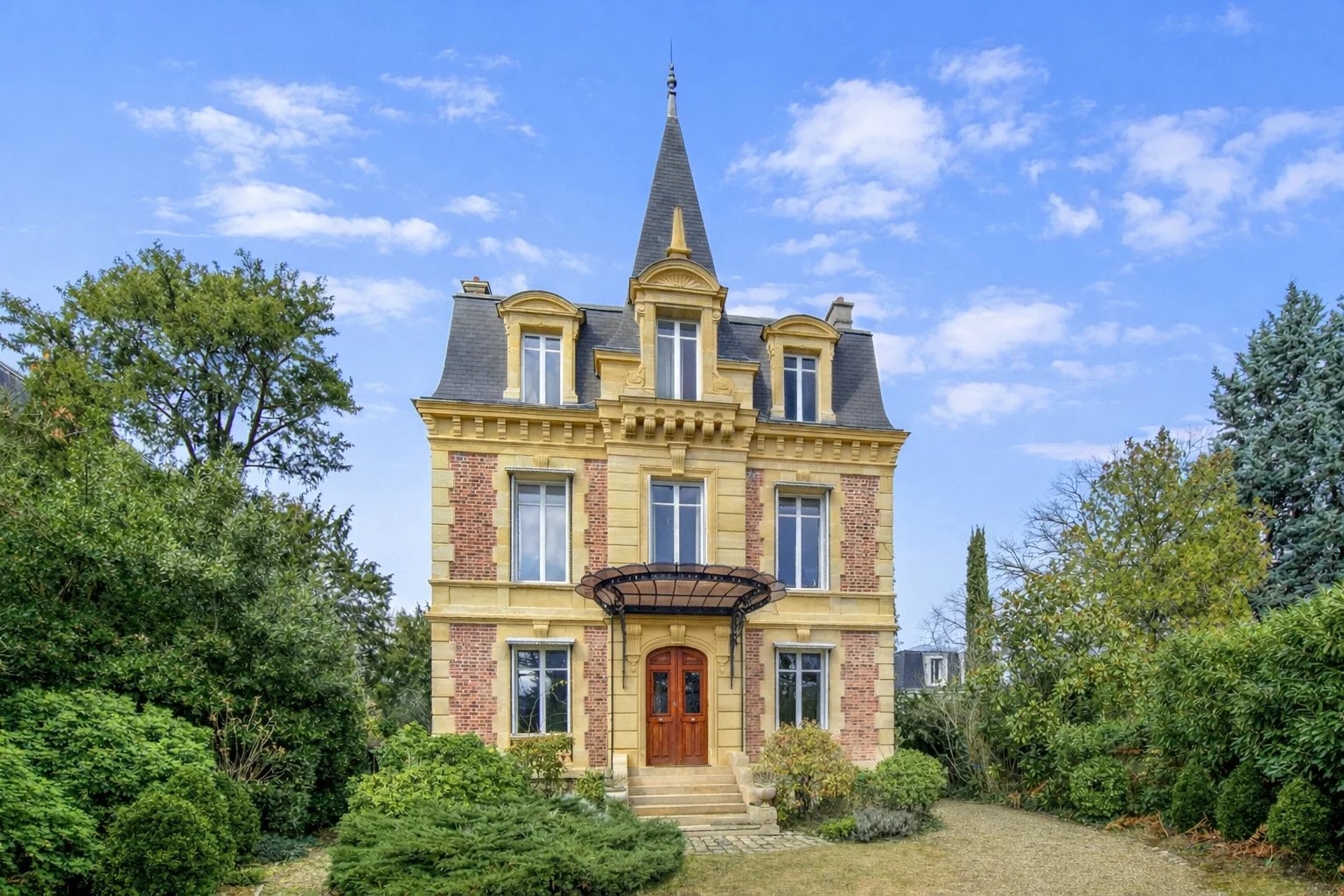 LE VESINET - PROPRIETE DE 232 M² - SALON 66 M²  - 4 CHAMBRES - TERRAIN 1474 M²  - DEPENDANCE AMENAGEE 60 M² -  10 MN RER