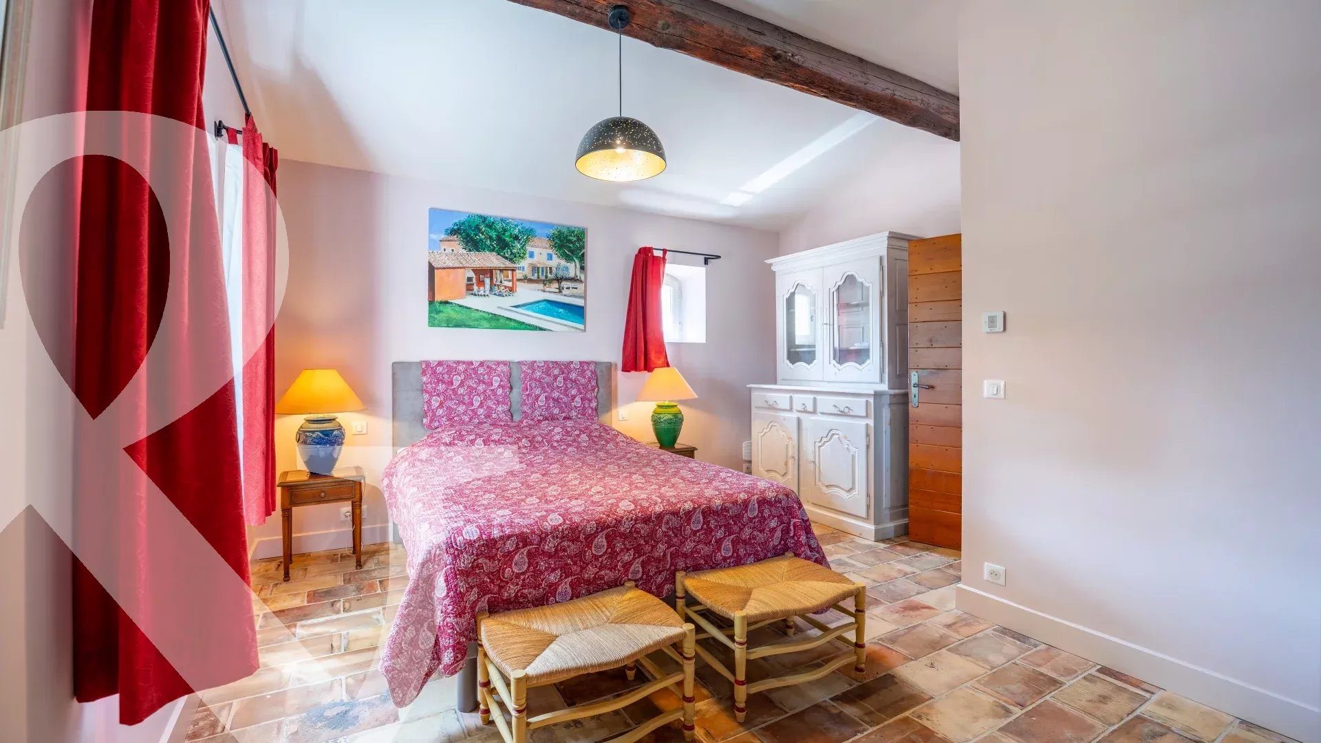 A QUELQUES MINUTES A PIED DU VILLAGE