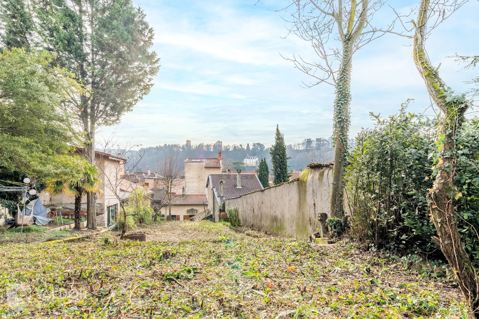 Maison de ville de type 4 avec 570 m2 de terrain.