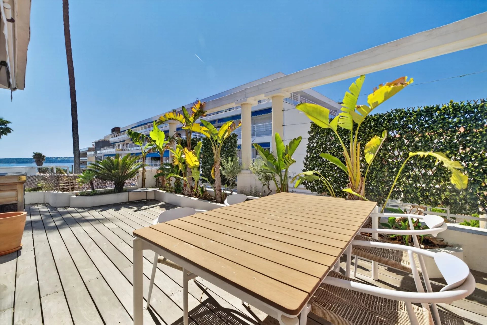 Just a stone's throw from the beaches, 3-bedroom house with sea views