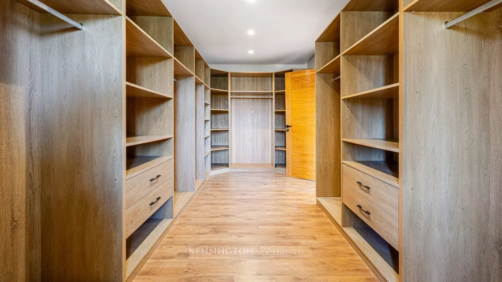 4 Bedroom Villa/Townhouse's Image 35