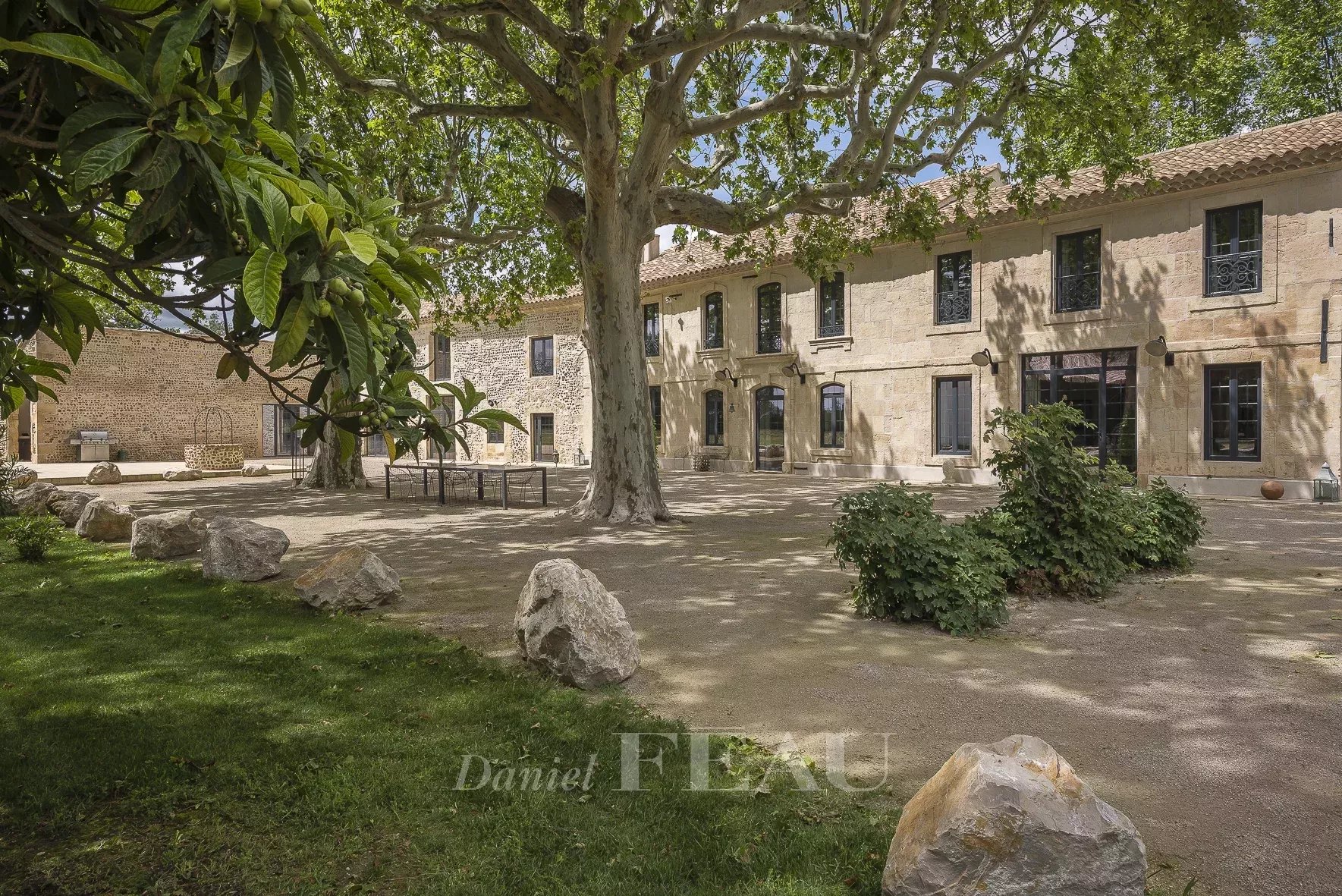 Raphèle-les-Arles – An entirely renovated property