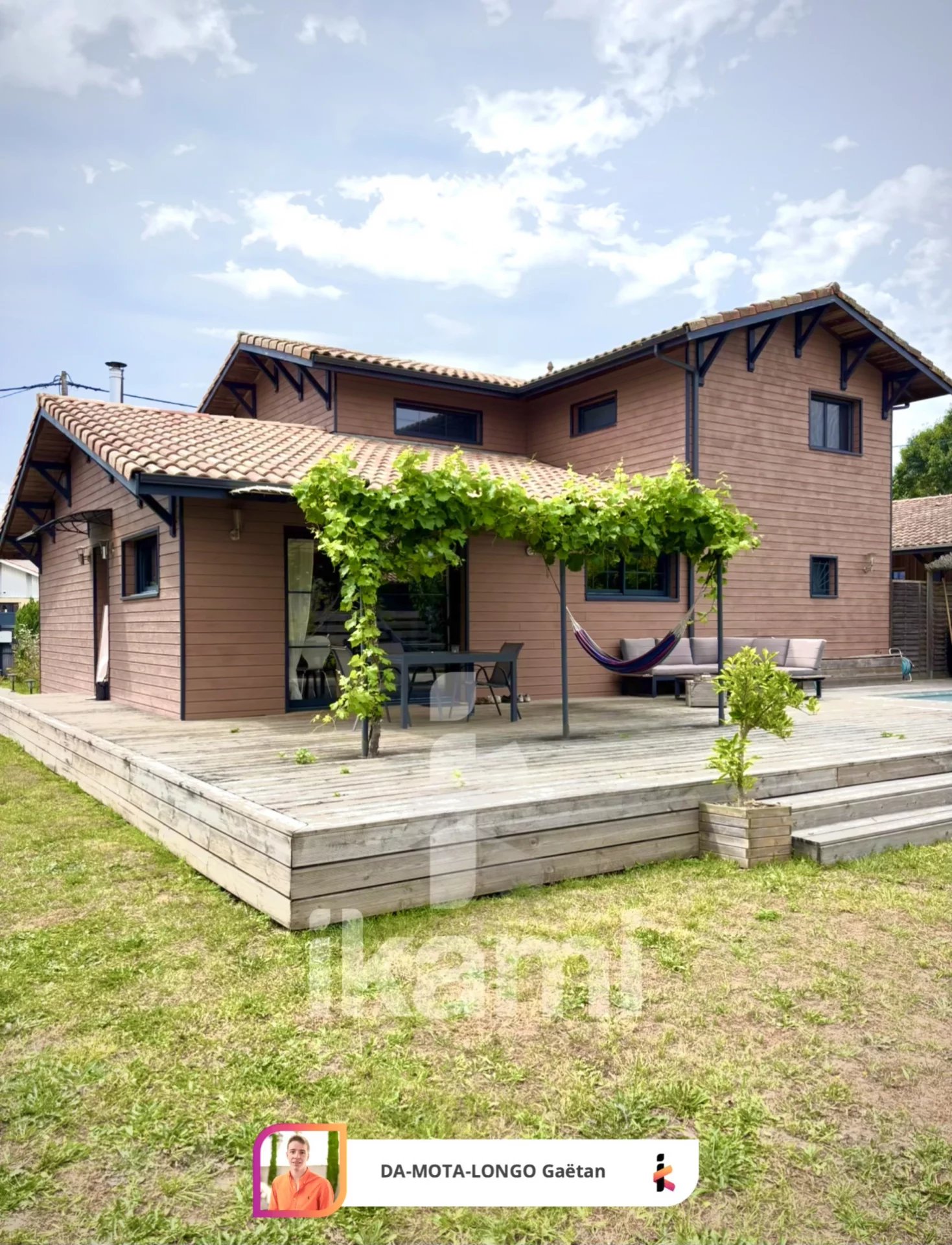 Maison en bois d'environ 150 m2 sur terrain d'environ 830 m2