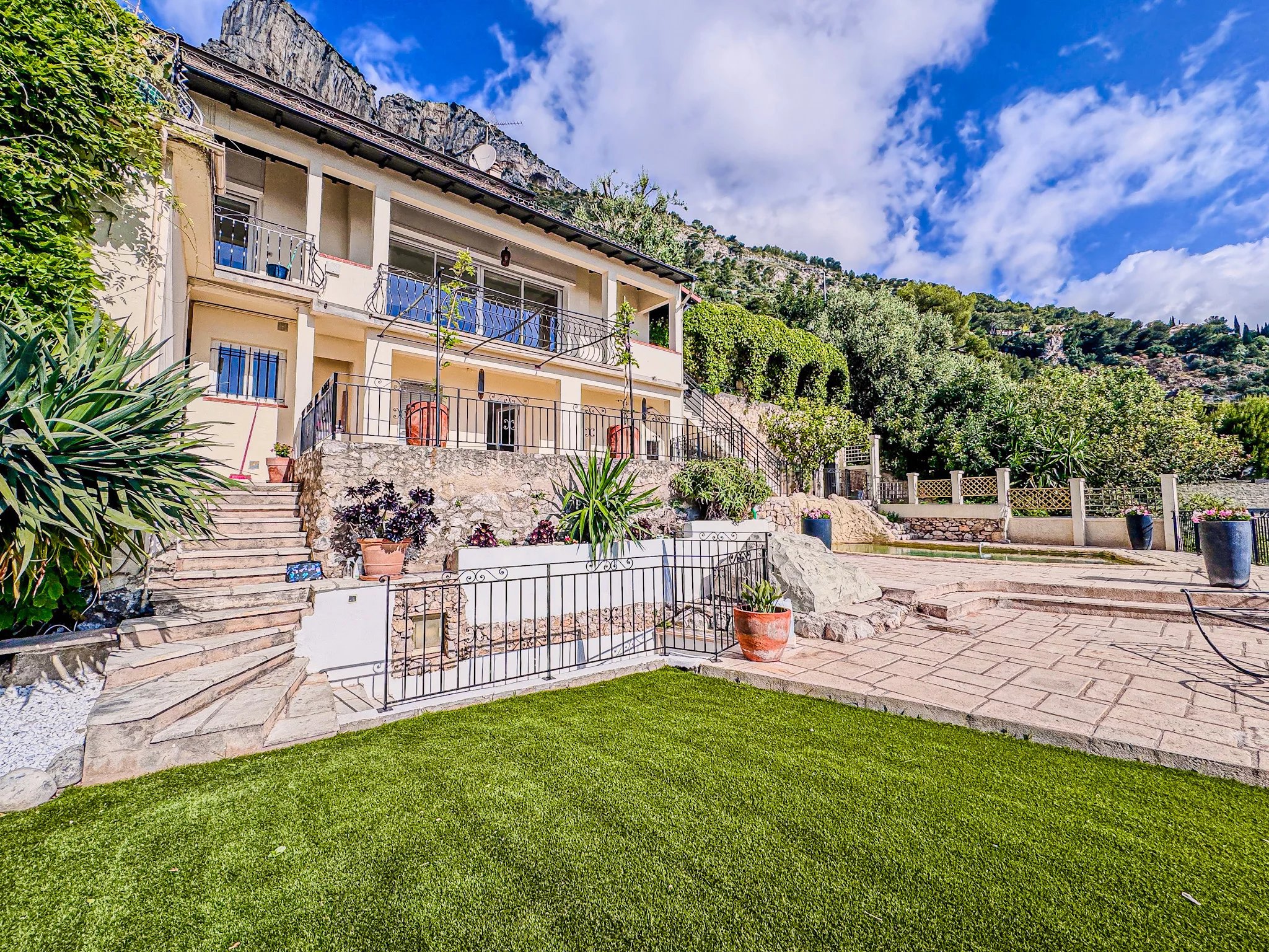 Stunning sea view house at the gates of Monaco