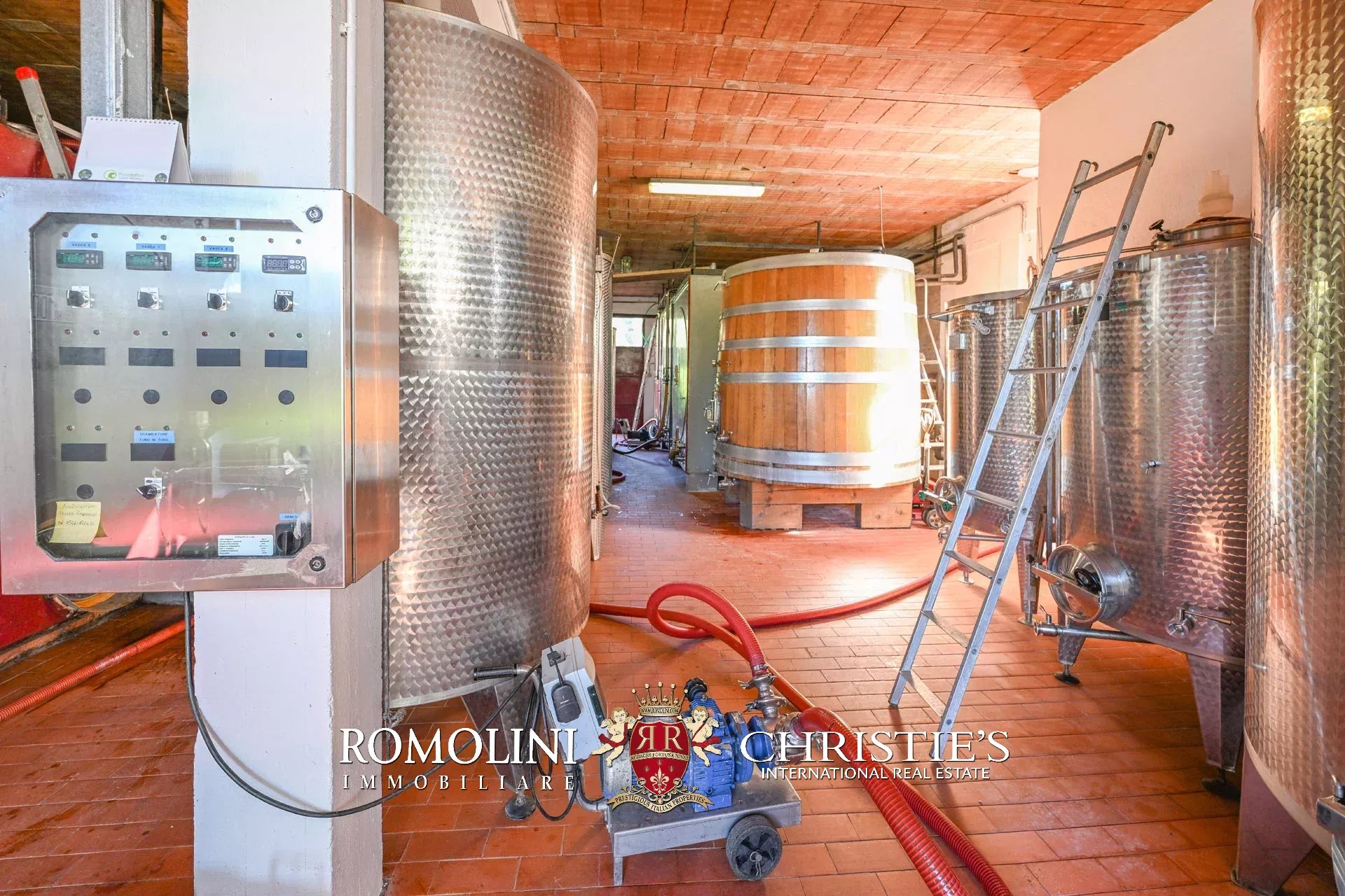 17 Bedroom Vineyard's Image 45