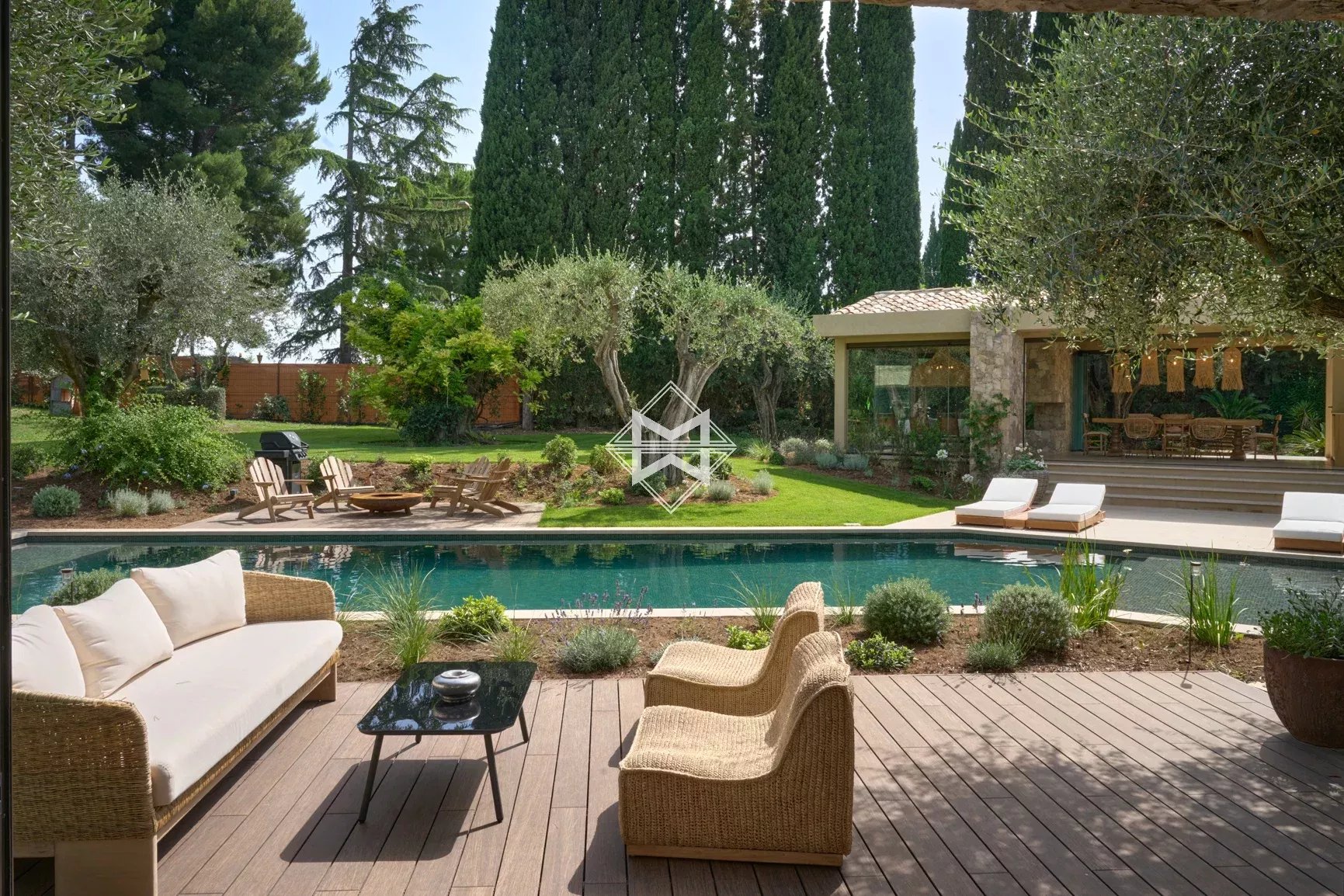 06250 MOUGINS VILLA