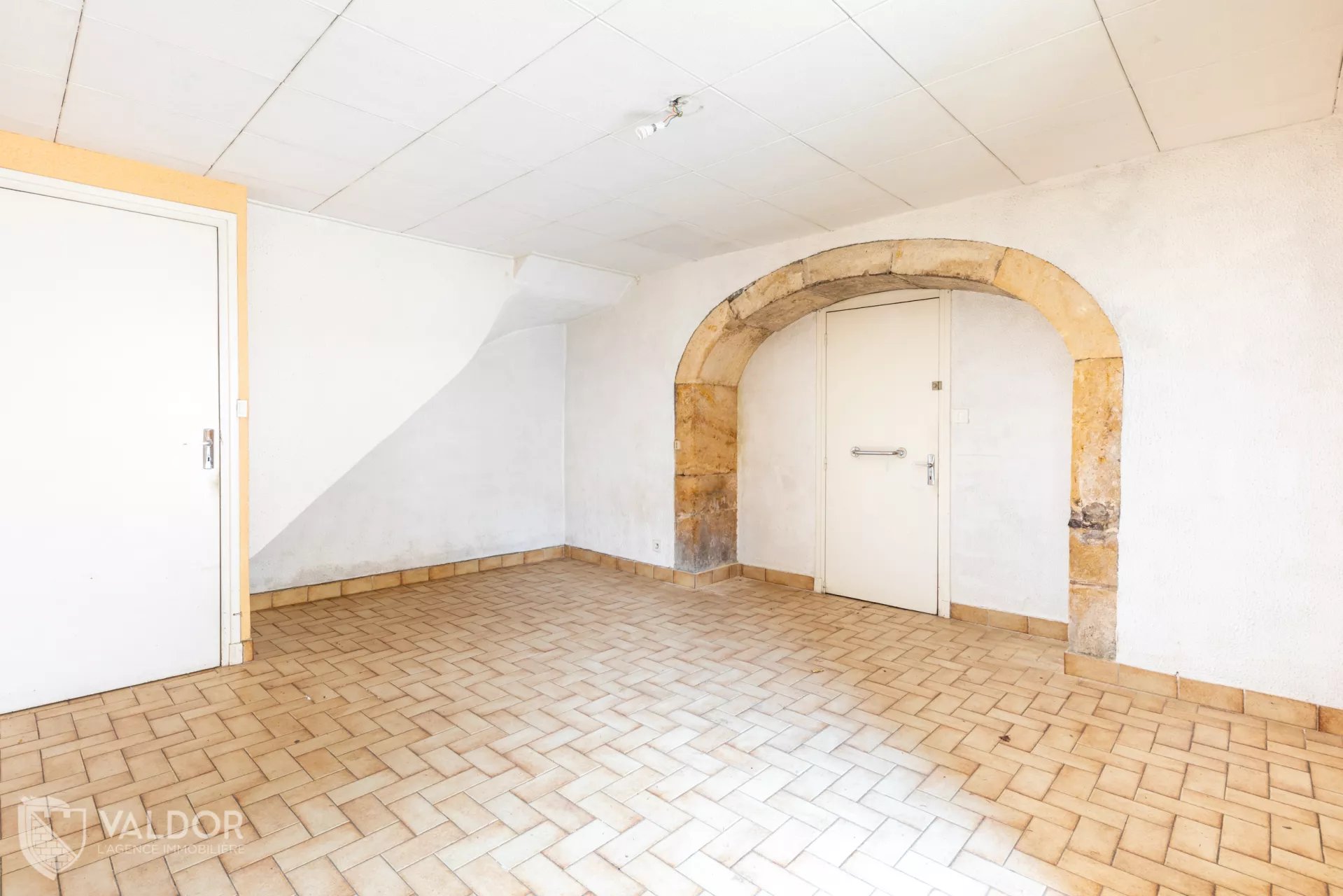 Maison de village à rénover avec garage