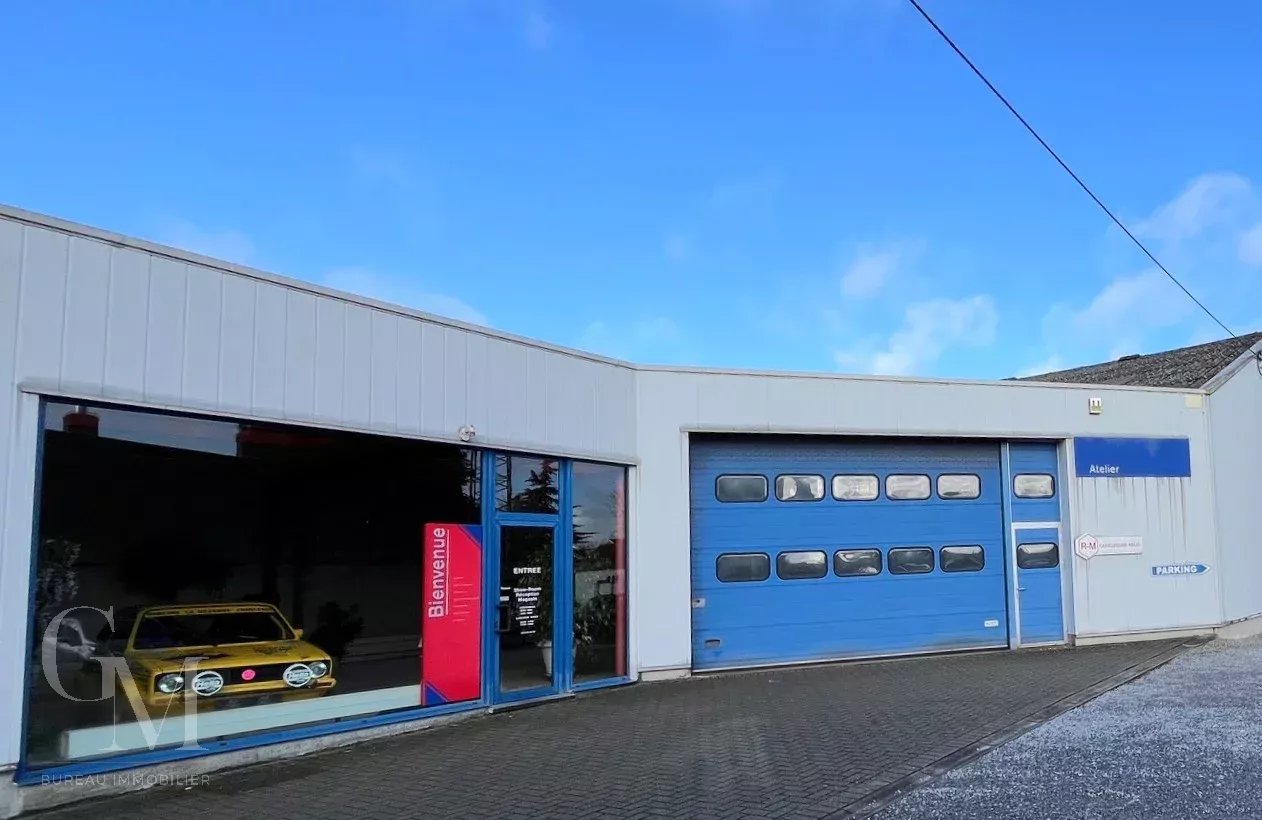 Real estate complex comprising a garage and two houses