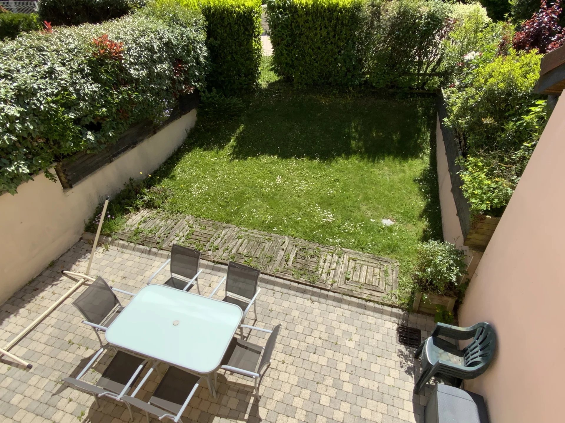 Villa 3 chambres, 3 SdB, jardin, dans résidence piscine - prox. Genève