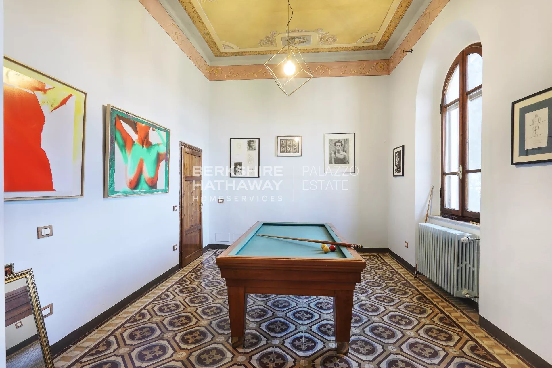 Elegante Villa d'Epoca con Vista Mare e Piscina a Riparbella