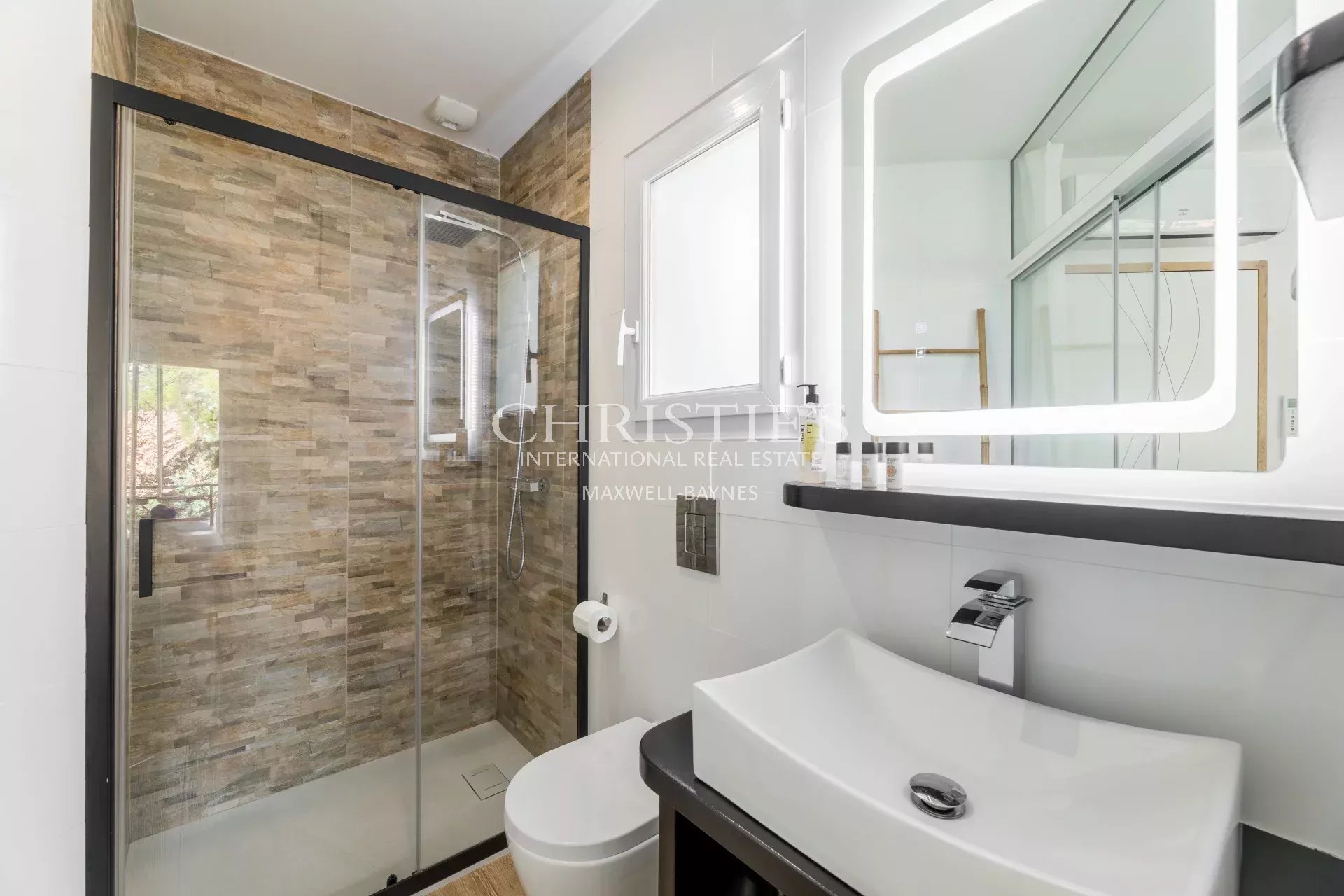 8 Bedroom Villa/Townhouse's Image 4