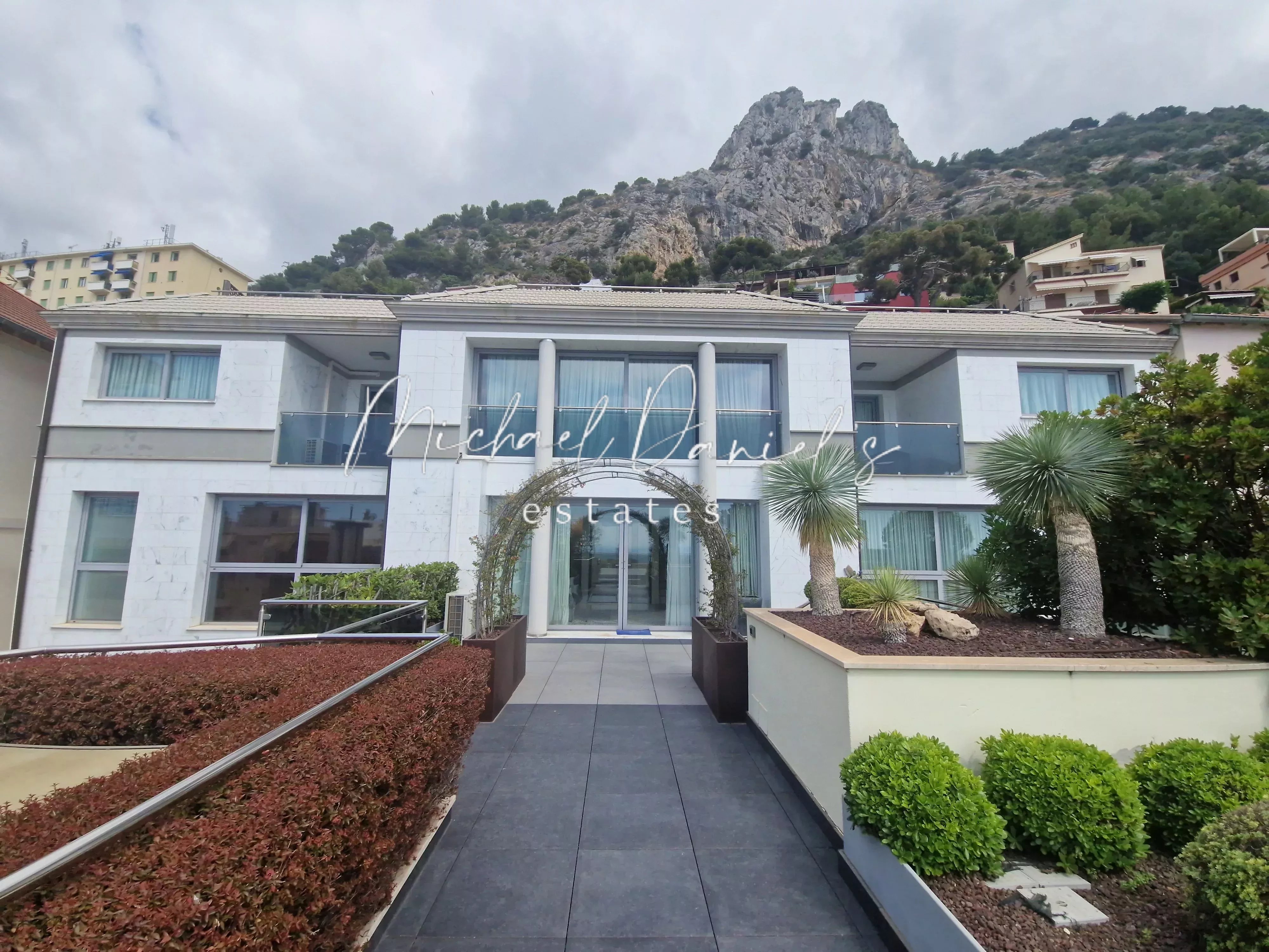 Appartement de luxe à Saint-Roman, vue mer imprenable