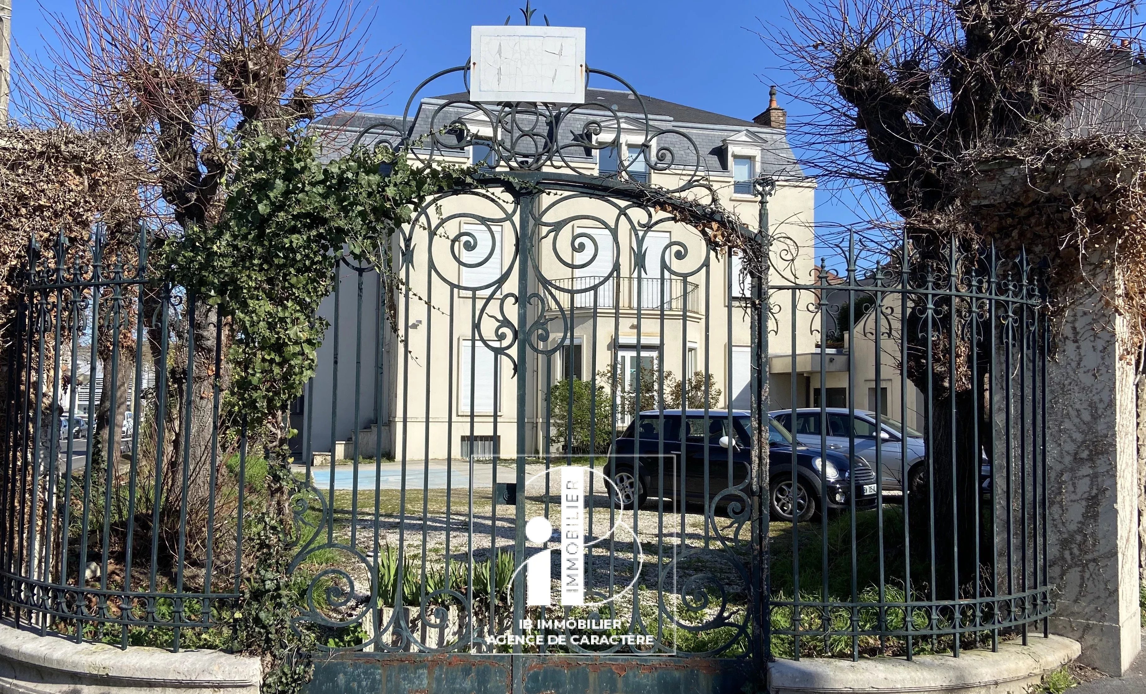 MELUN IMMEUBLE EN TOUTE PROPRIETE LIBRE de 402 M² AVEC ASCENCEUR ET PARKING PRIVATIF