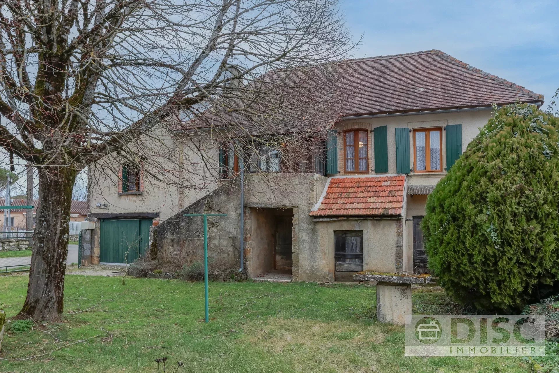 Maison à rénover avec jardin et grandes granges - Photo 2