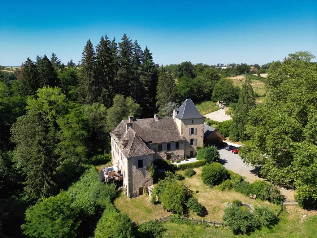 Prestigious Stone Estate with Private Lake and Independent Annexe