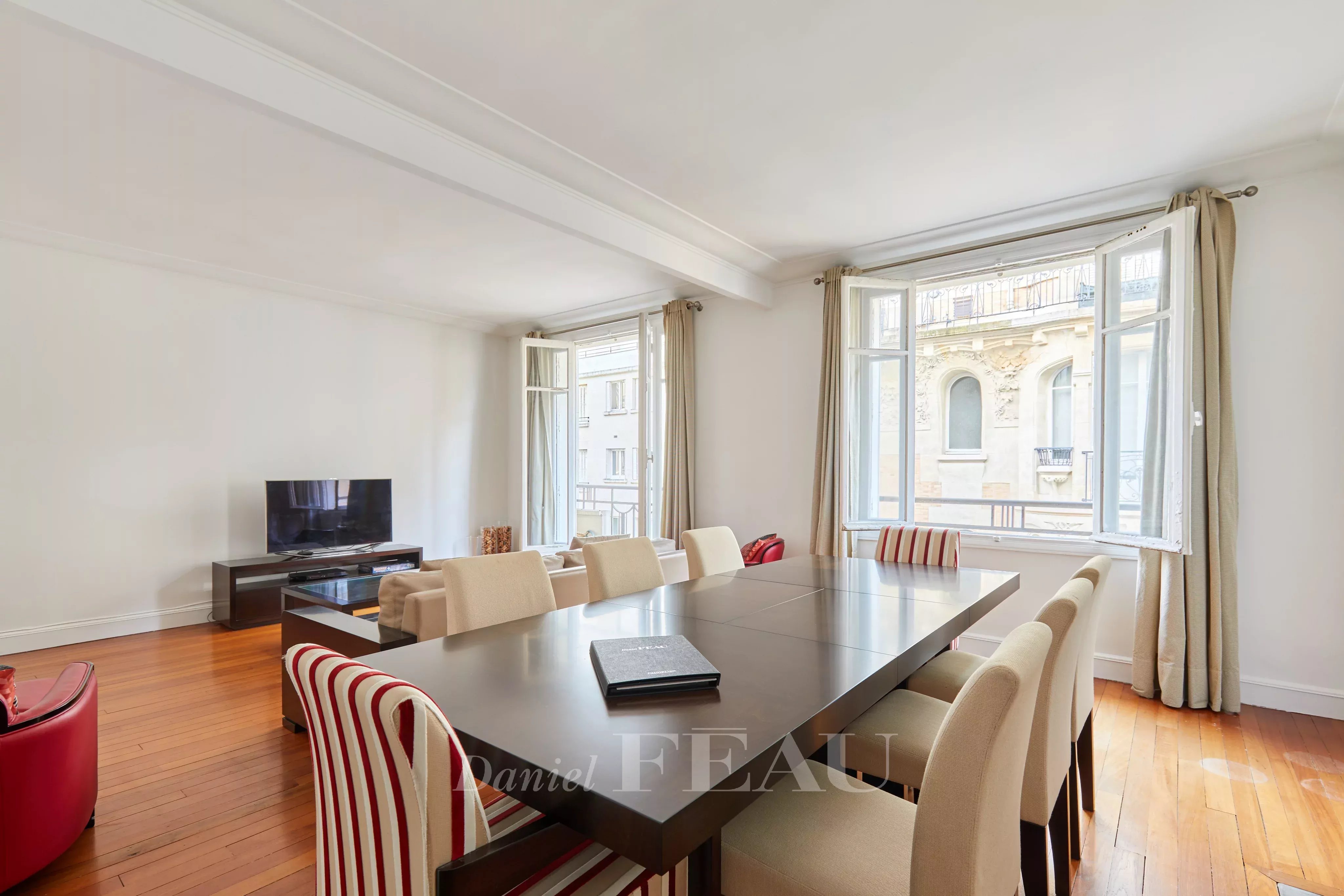 Salle à manger avec cheminée 2m90 de hauteur sous plafond