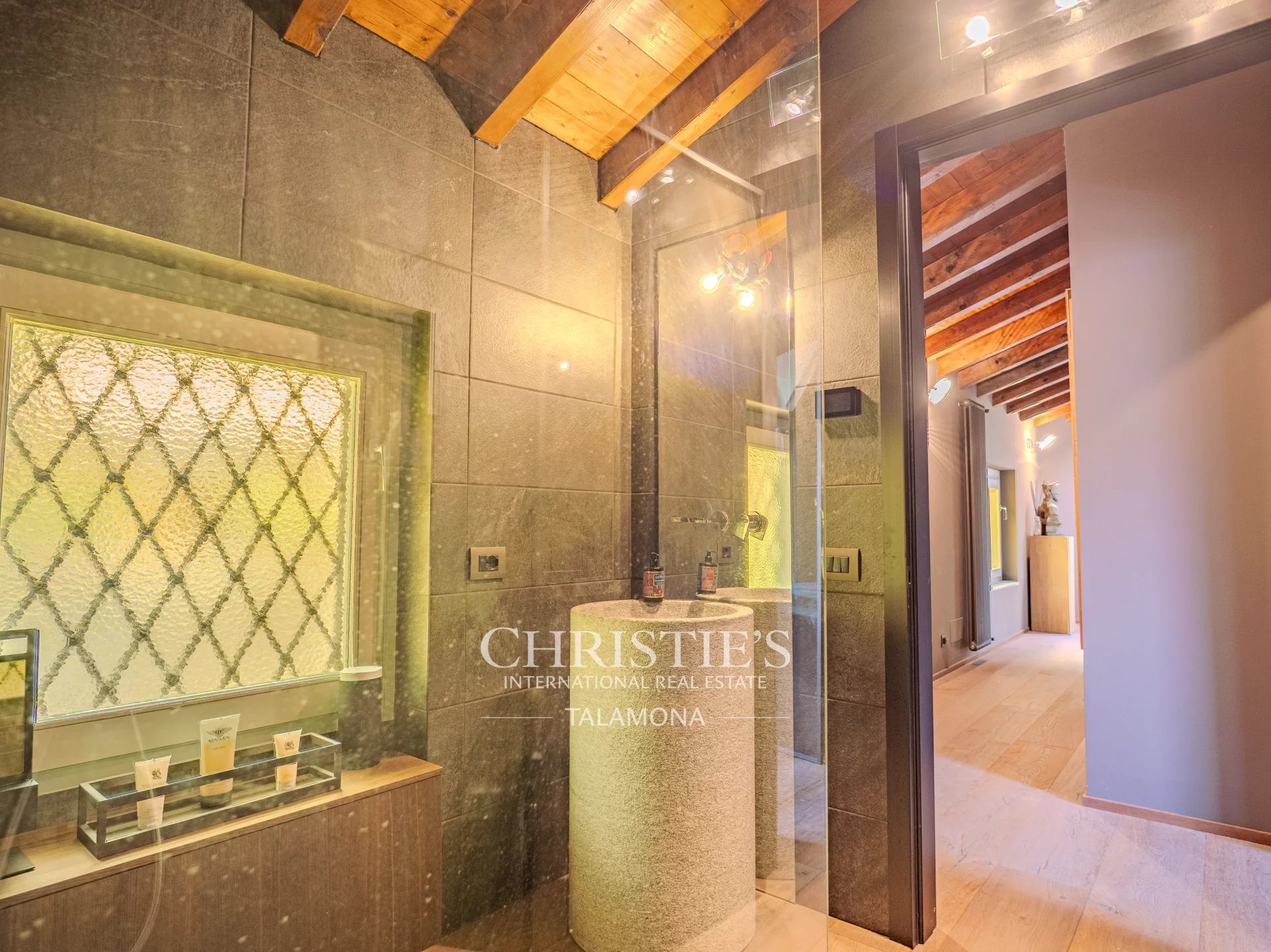 6 Bedroom Villa/Townhouse's Image 38