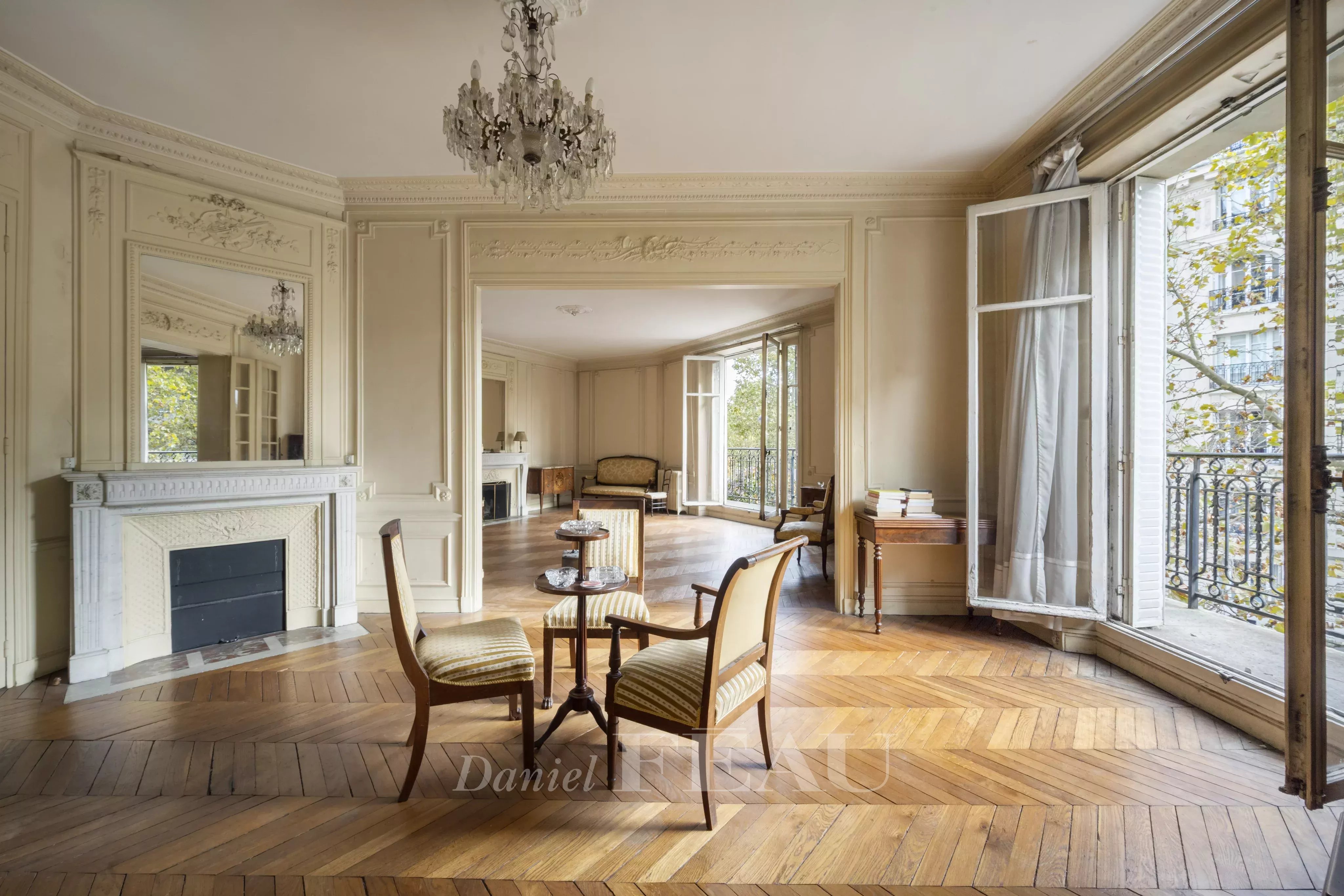 Paris 16th District – A 6-bed family apartment with a balcony