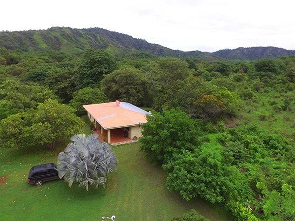 Maison de 150 m2 avec 2 chambres sur 8 800 m2 de terrain à Potrero – Nord Tamarindo