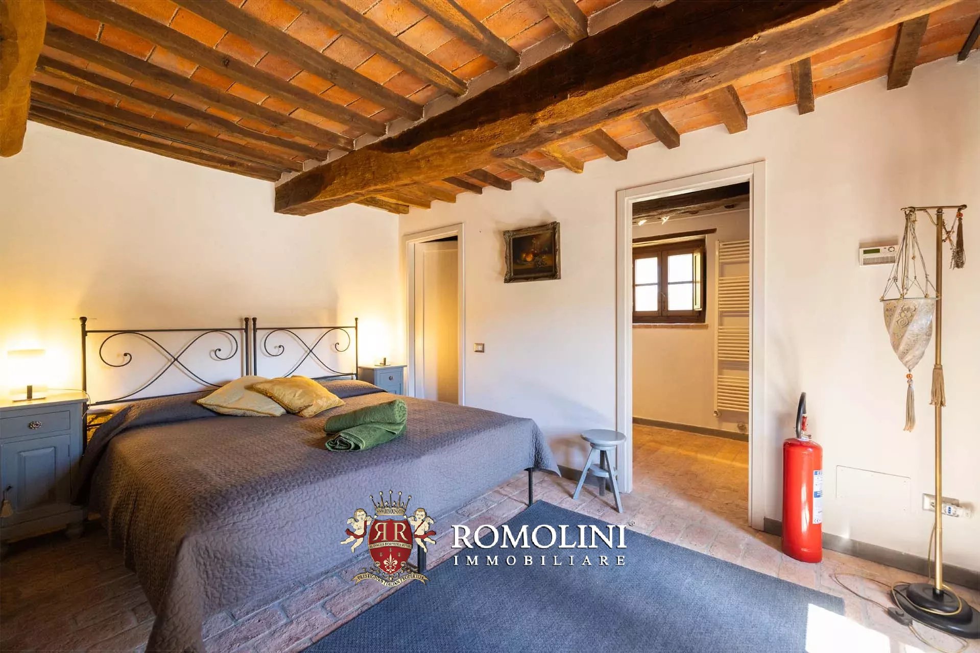 SANIERTER WEILER MIT SEEBLICK ZU VERKAUFEN IN ANGHIARI, TOSKANA