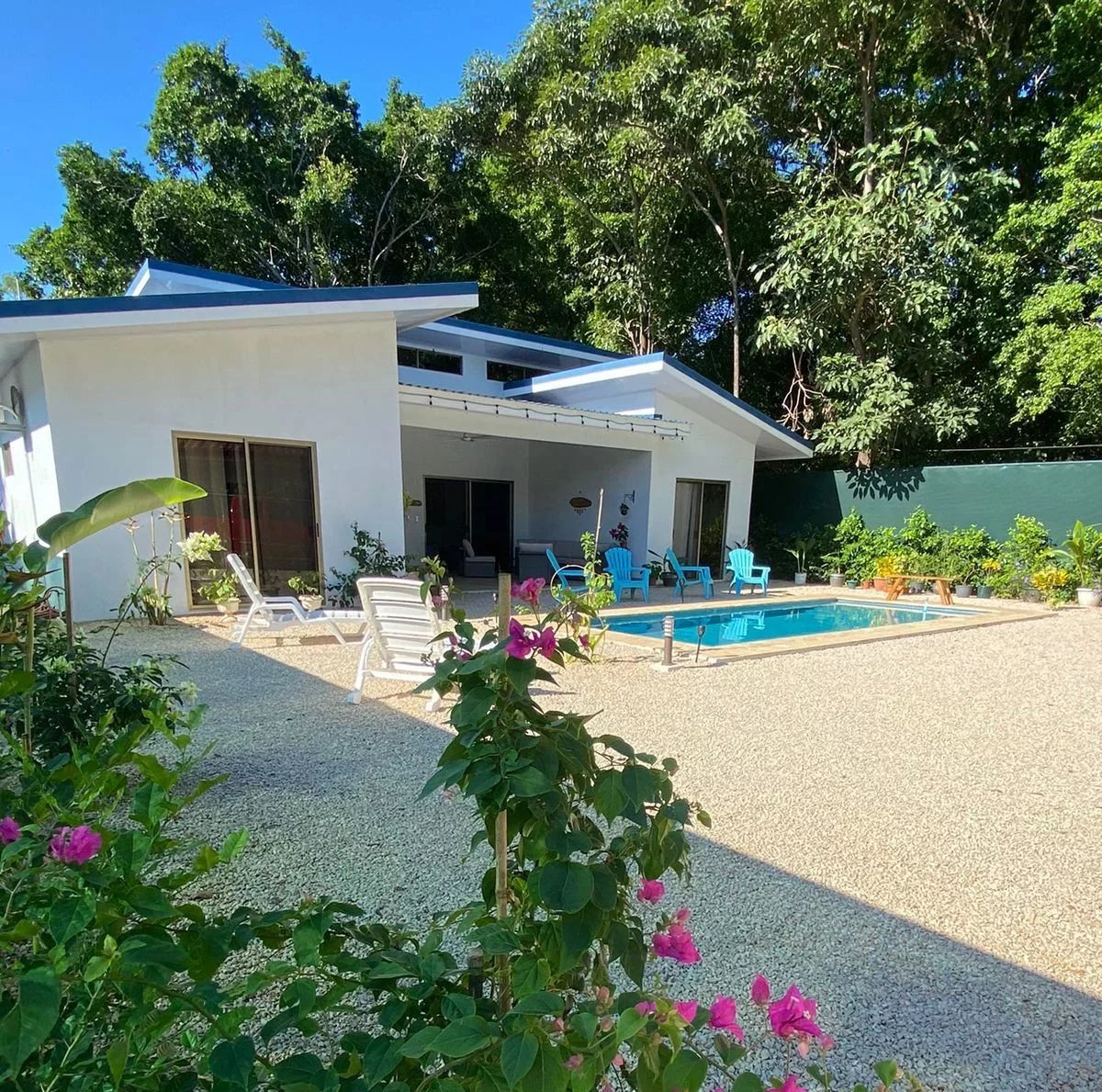 For sale, a beautiful 111 sqm house with 3 bedrooms, fully furnished and close to Tamarindo.