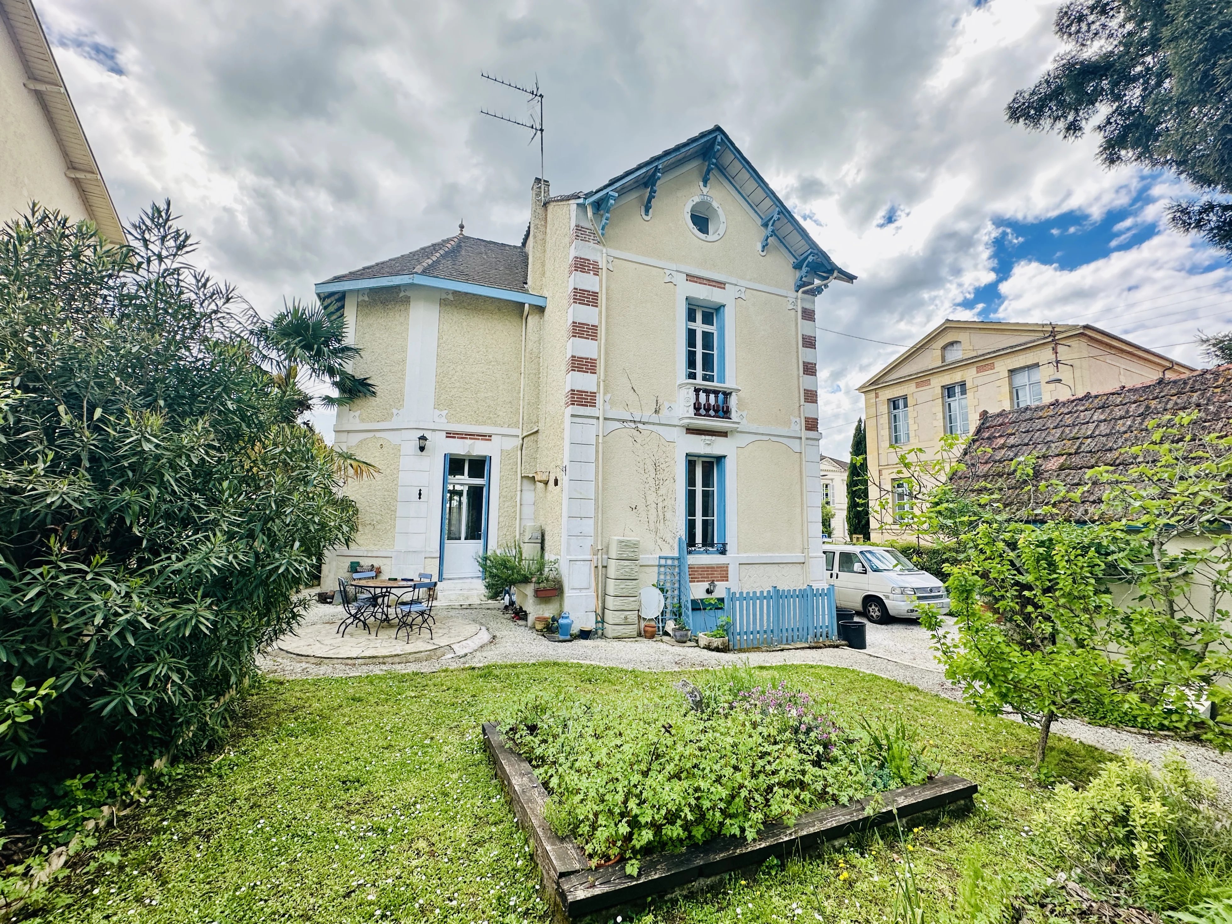 6 bedroom house with garden and garage