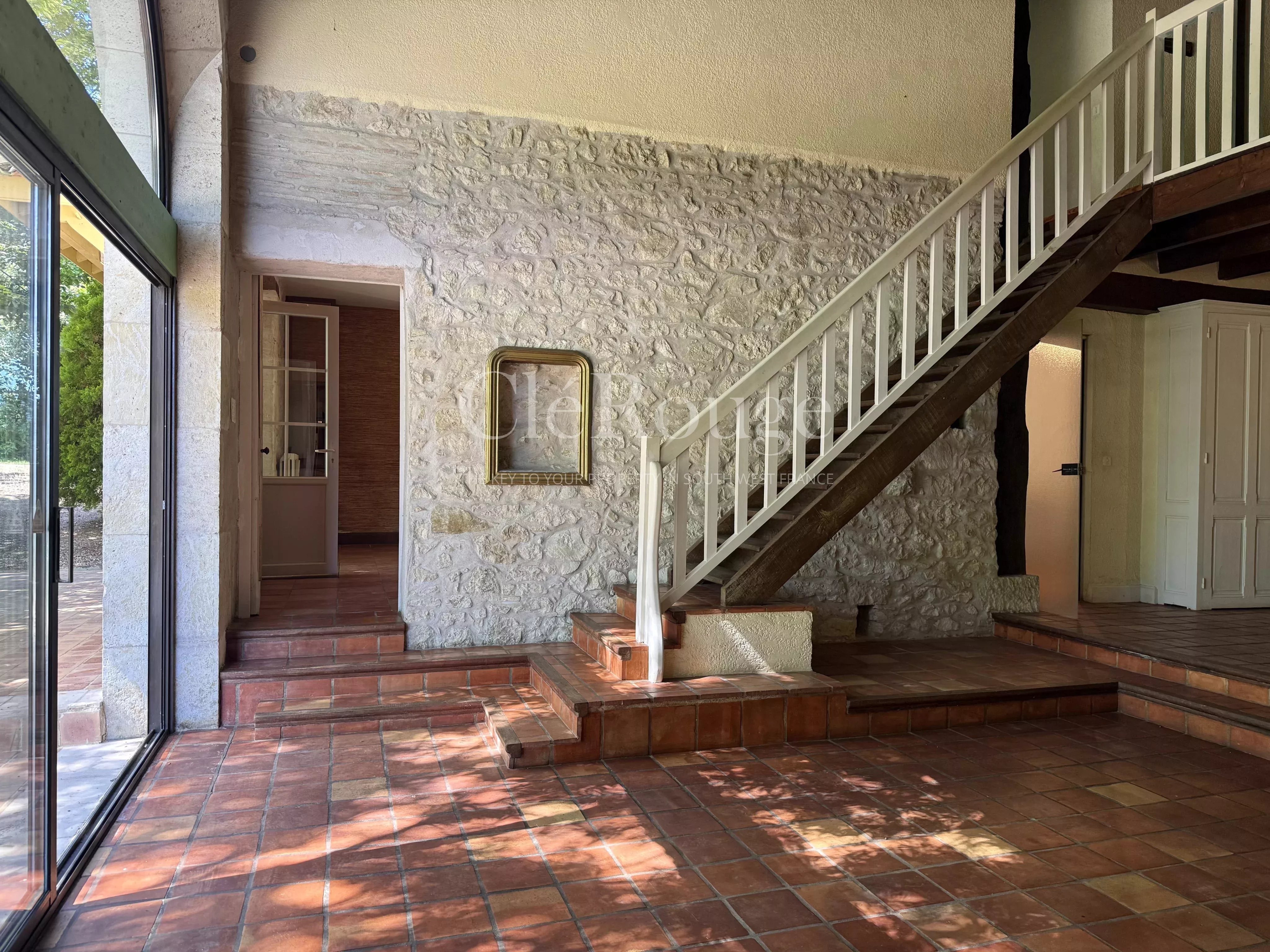 Close to Duras - Characterful and spacious property with swimming pool and stunning views