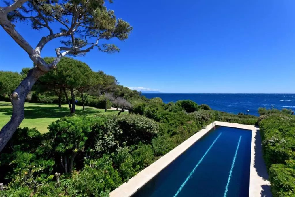 Propriété avec parc situé en face de la mer au Cap d'Antibes