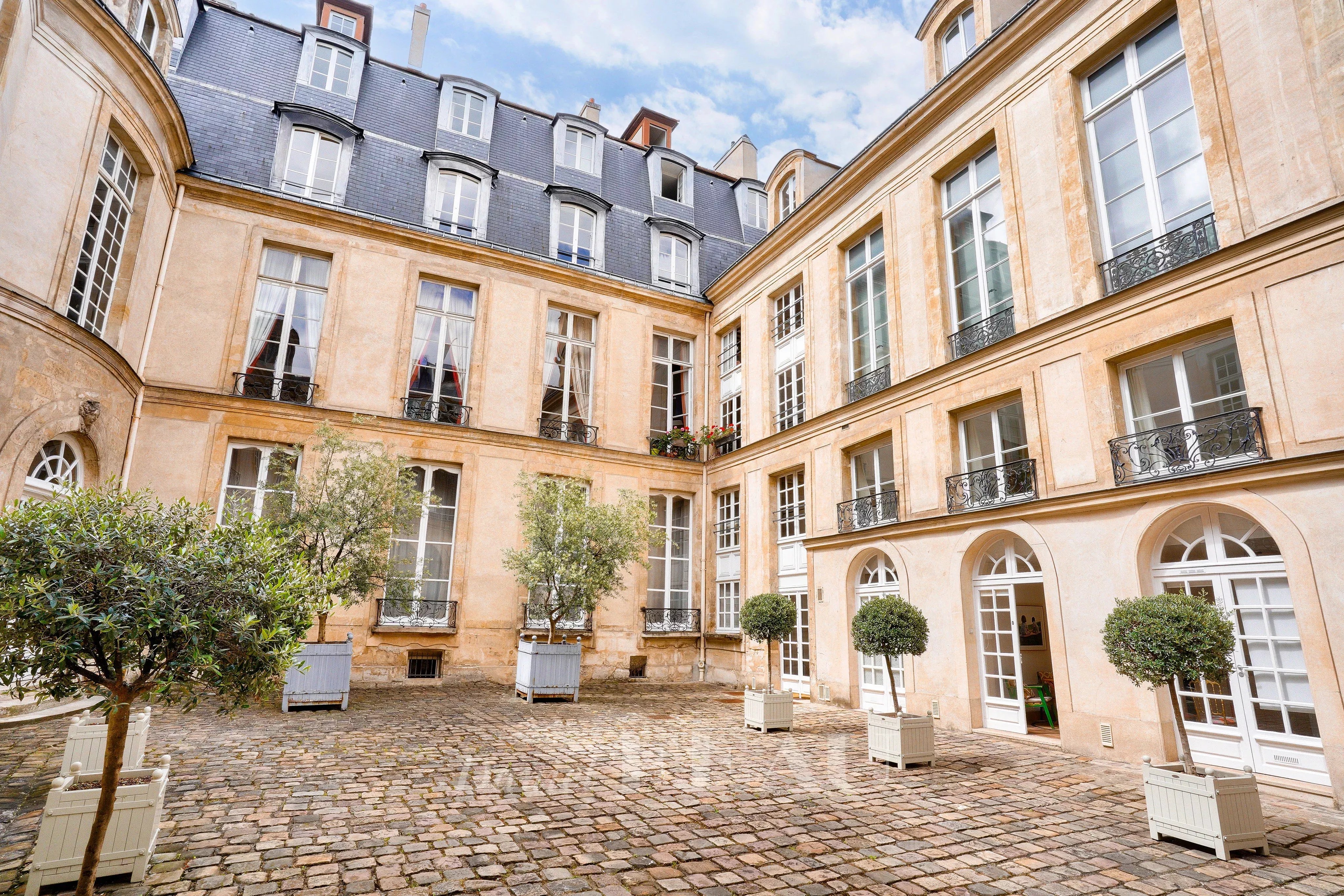 Paris 4th District – A delightful pied a terre