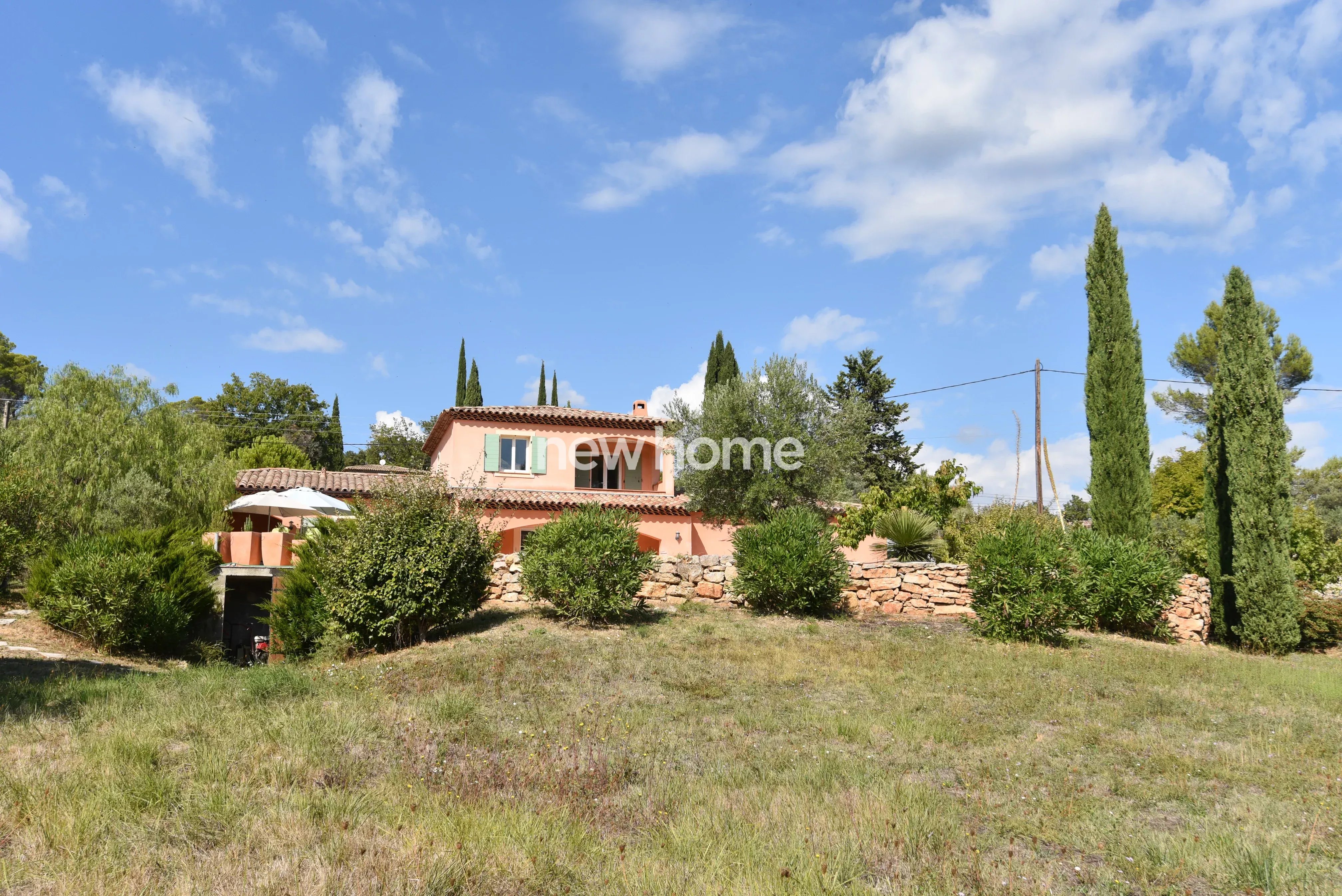 Proche de Lorgues, une villa provençale et lumineuse avec piscine et vue dégagée.