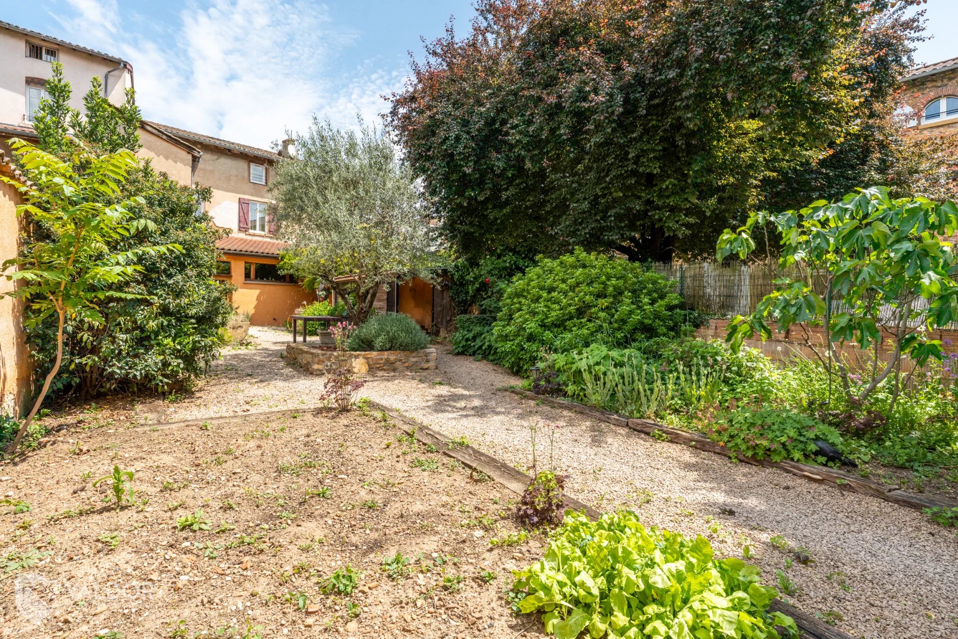 Limite VILLEFRANCHE - Maison de ville avec jardin