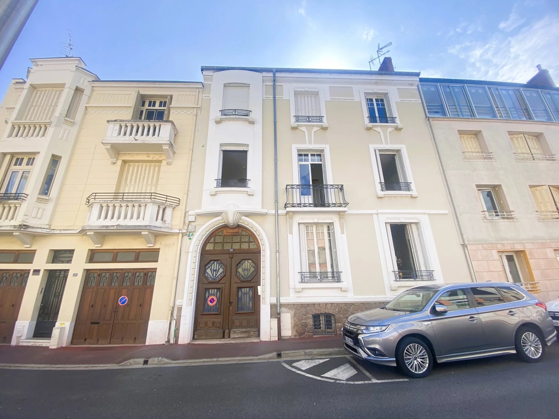 03200 VICHY -  2 APPARTEMENTS AVEC  F2 & F3  MEUBLÉS AVEC BALCON AVEC CAVE AVEC COURS - QUARTIER DE FRANCE -