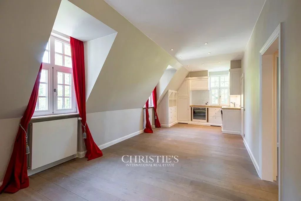 Manoirwijk – Charmante villa op een achterliggend perceel van 55 are