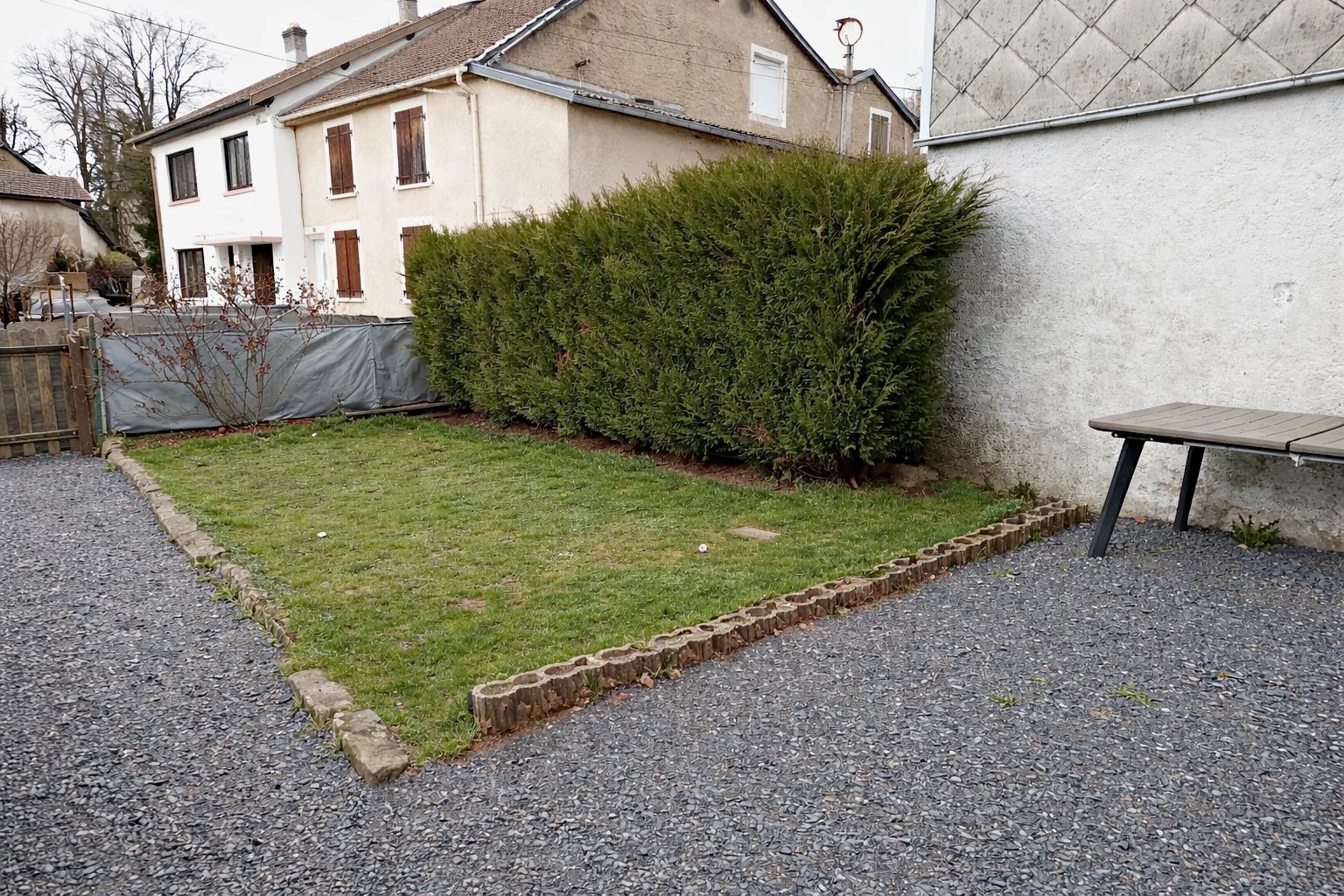 Maison mitoyenne rénovée avec goût, cour, jardinet et garage